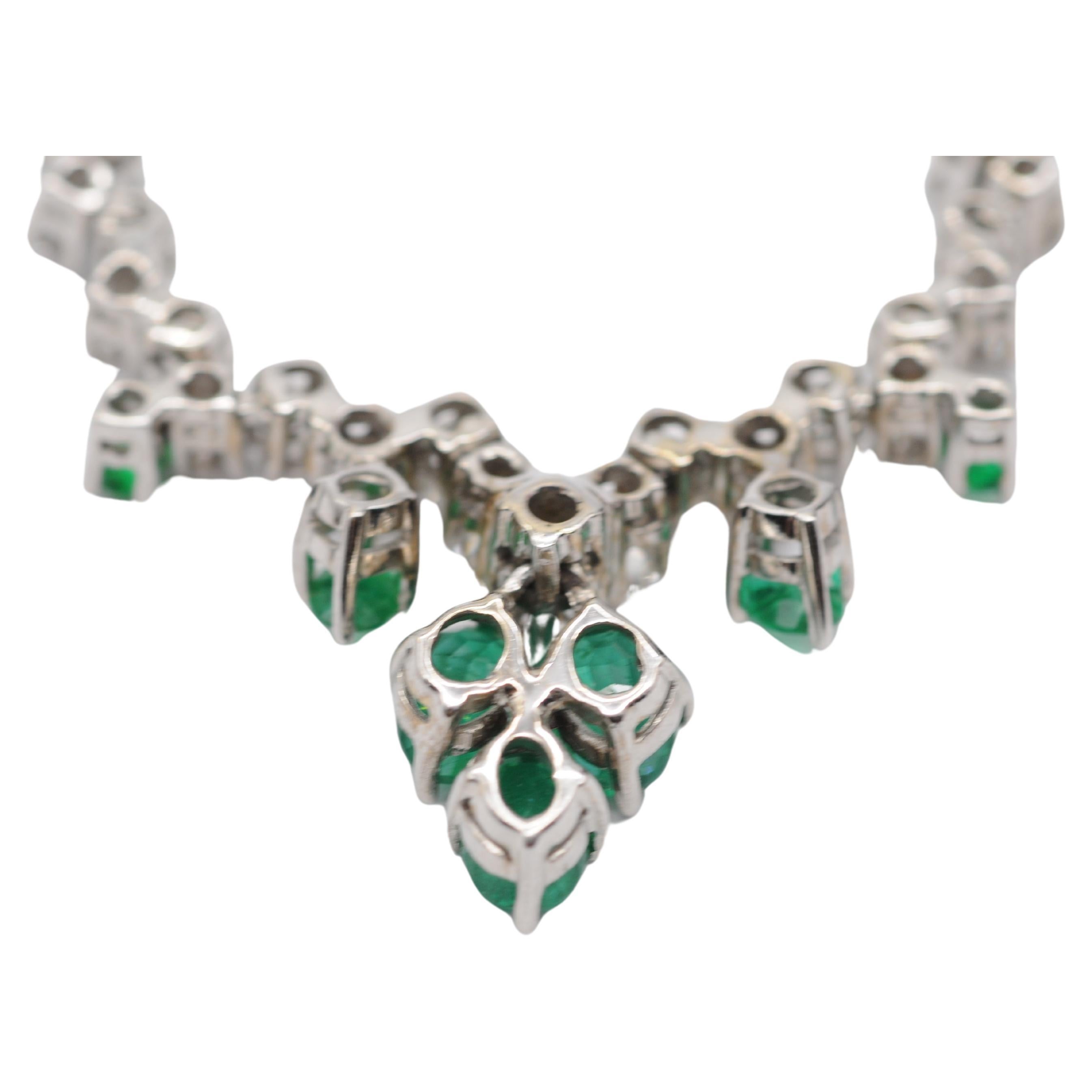 Exquisite 18k White Gold Necklace emeralds and diamonds For Sale 1