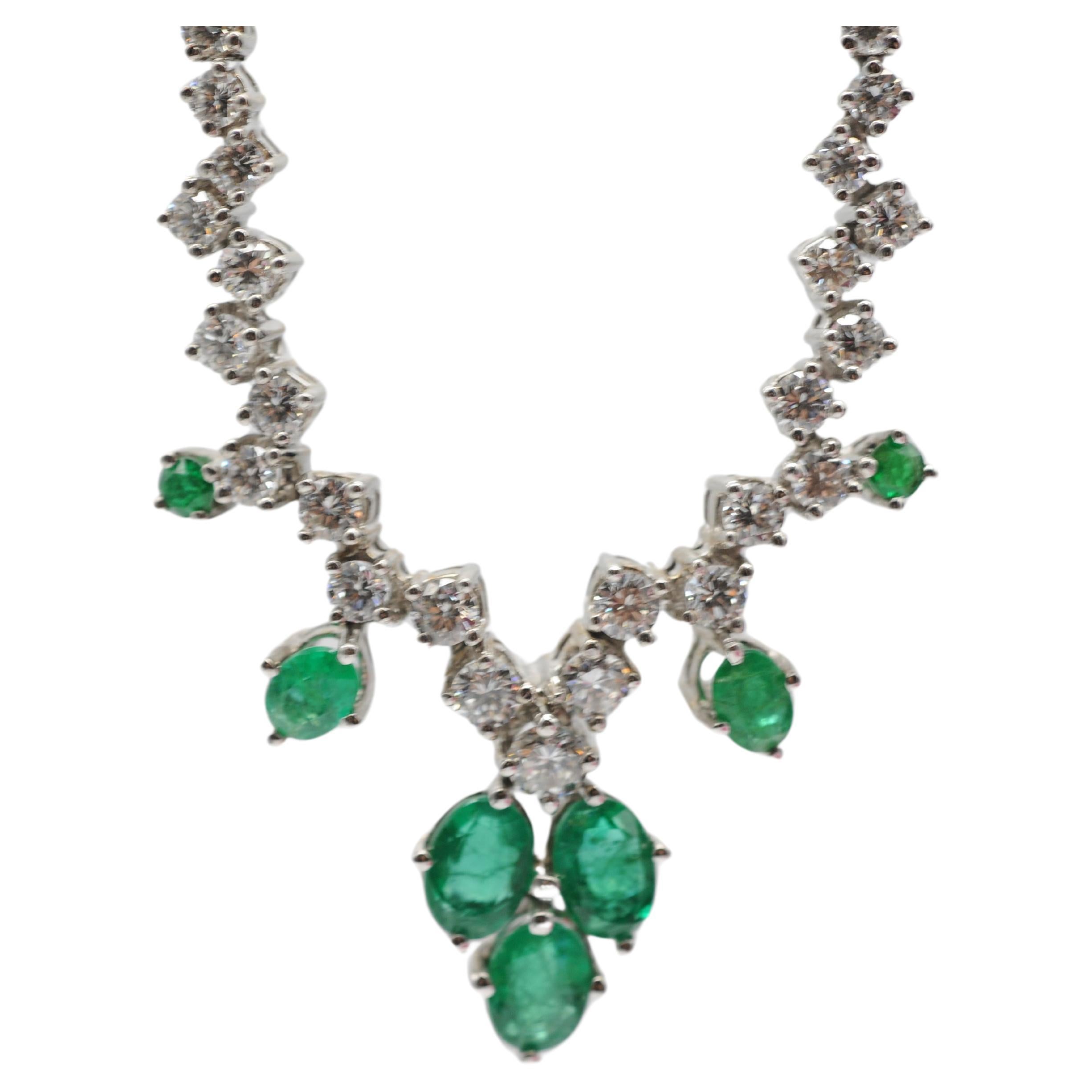 Exquisite 18k White Gold Necklace emeralds and diamonds For Sale 2