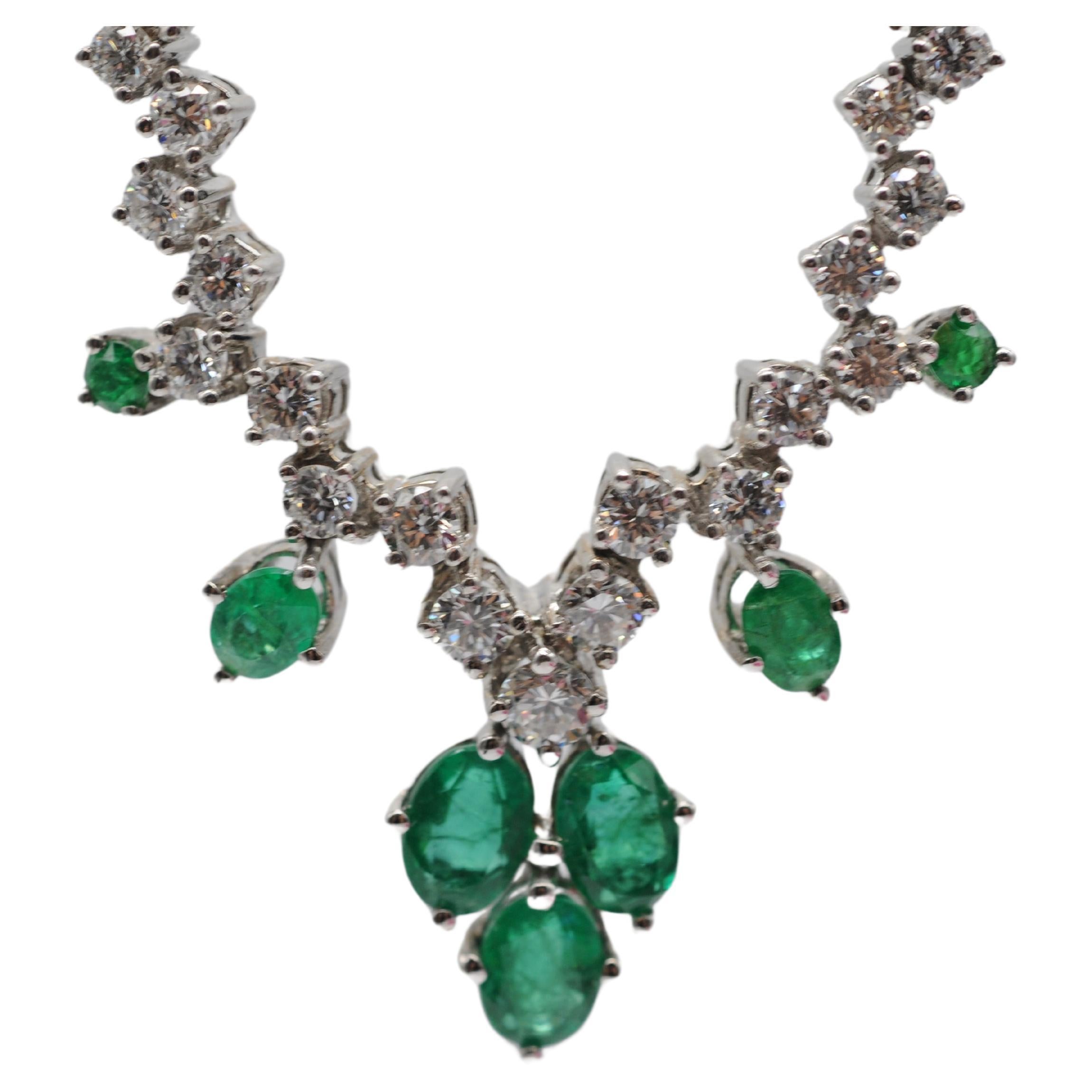 Exquisite 18k White Gold Necklace emeralds and diamonds For Sale 3