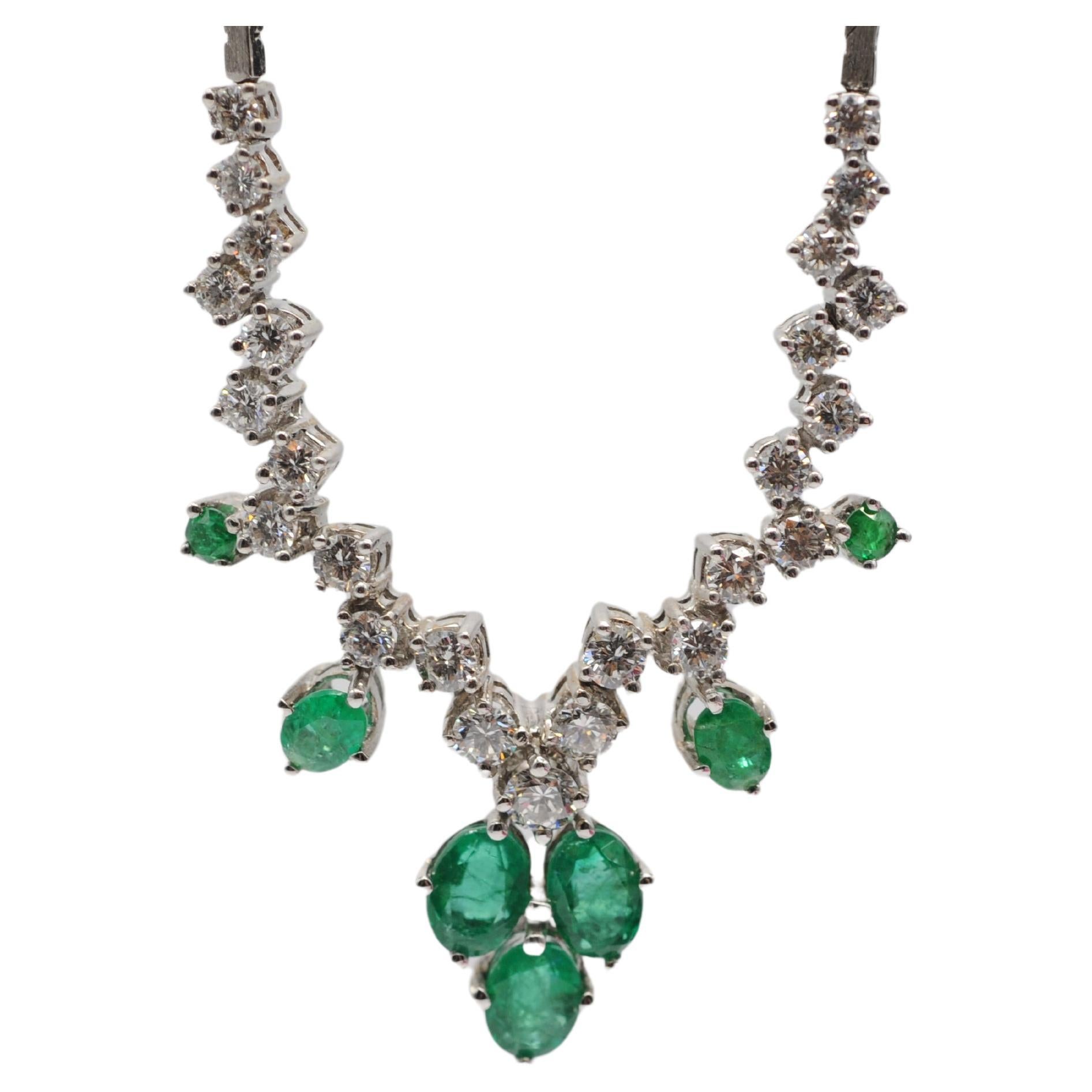 Exquisite 18k White Gold Necklace emeralds and diamonds