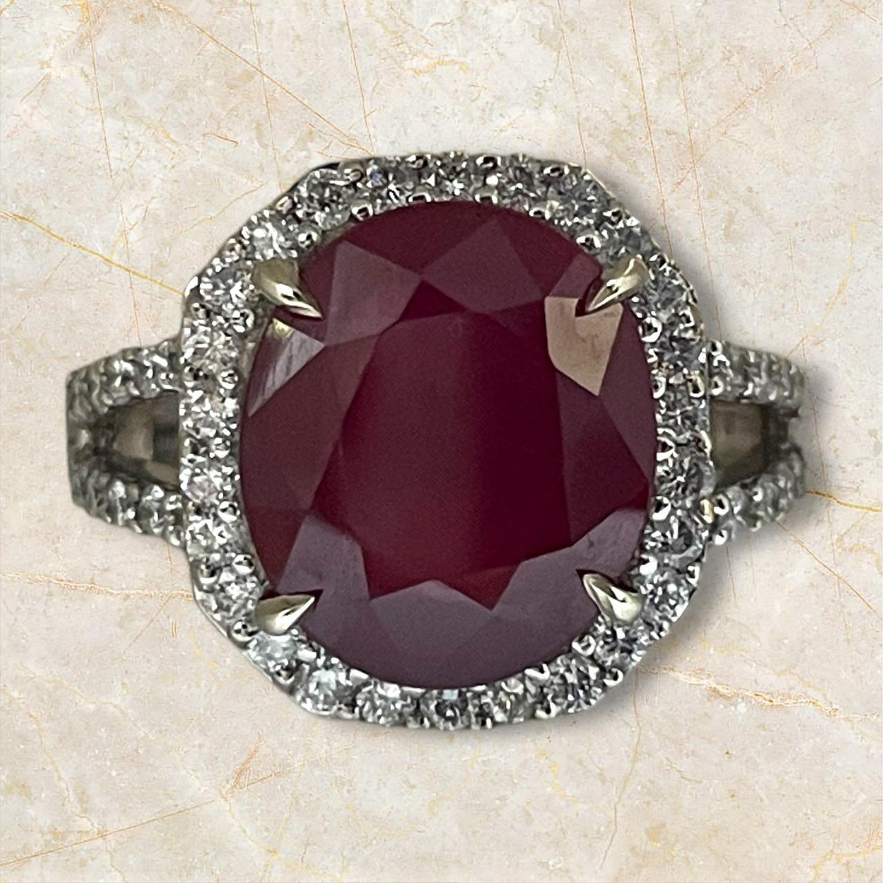 Questo squisito anello in oro bianco 18 carati mette in mostra un impressionante rubino da 8,73 carati, impreziosito da un accento di diamanti da 0,74 carati. Perfetto mix di eleganza e opulenza, questo anello è un capolavoro unico che aggiunge un