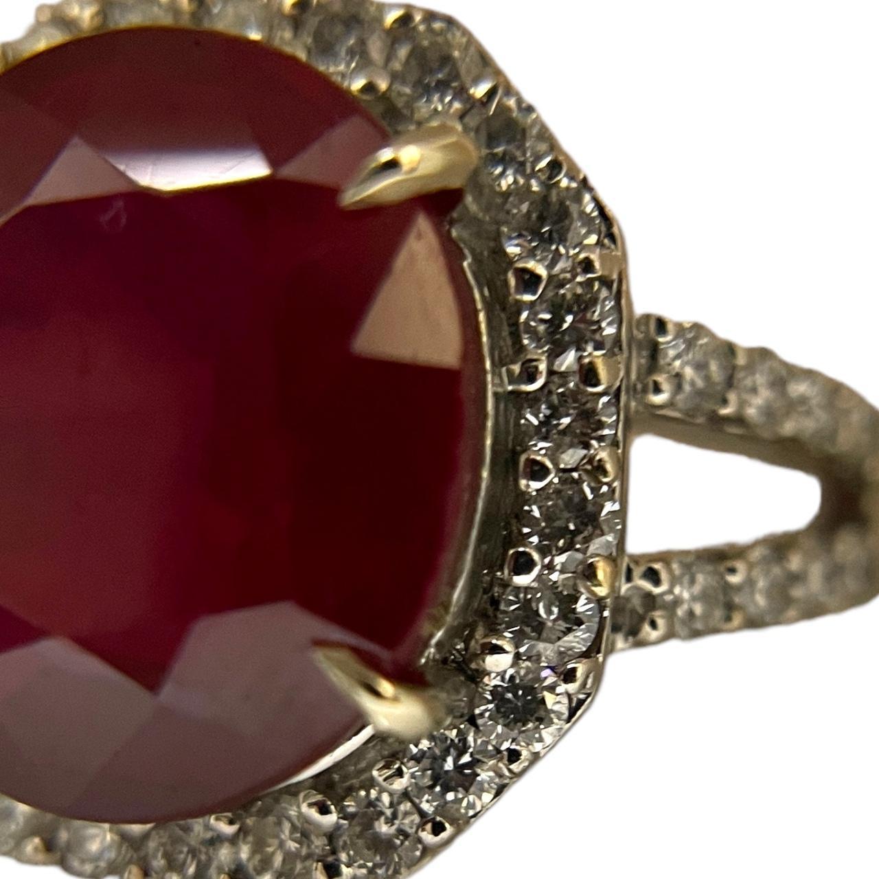 Taglio ovale Squisito anello in oro bianco 18 carati con diamante e rubino approvato IGI da 8,73 carati in vendita