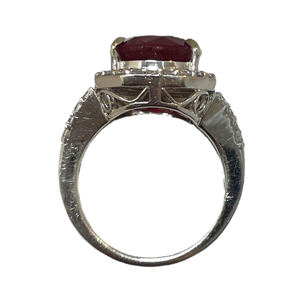 Squisito anello in oro bianco 18 carati con diamante e rubino approvato IGI da 8,73 carati In condizioni Nuovo in vendita a New York, NY