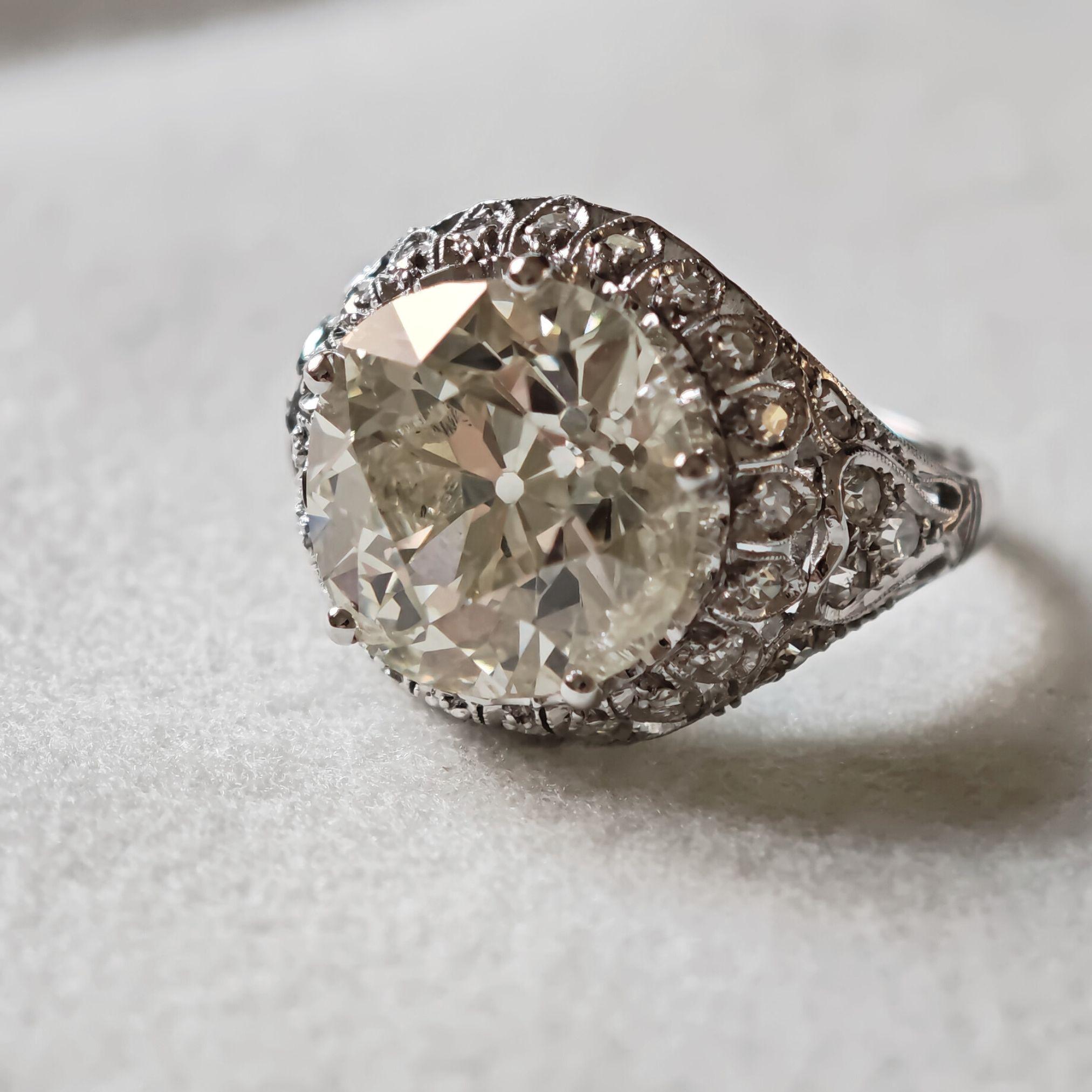 Art déco Bague exquise en or blanc 18 carats avec diamant de taille européenne ancienne en vente