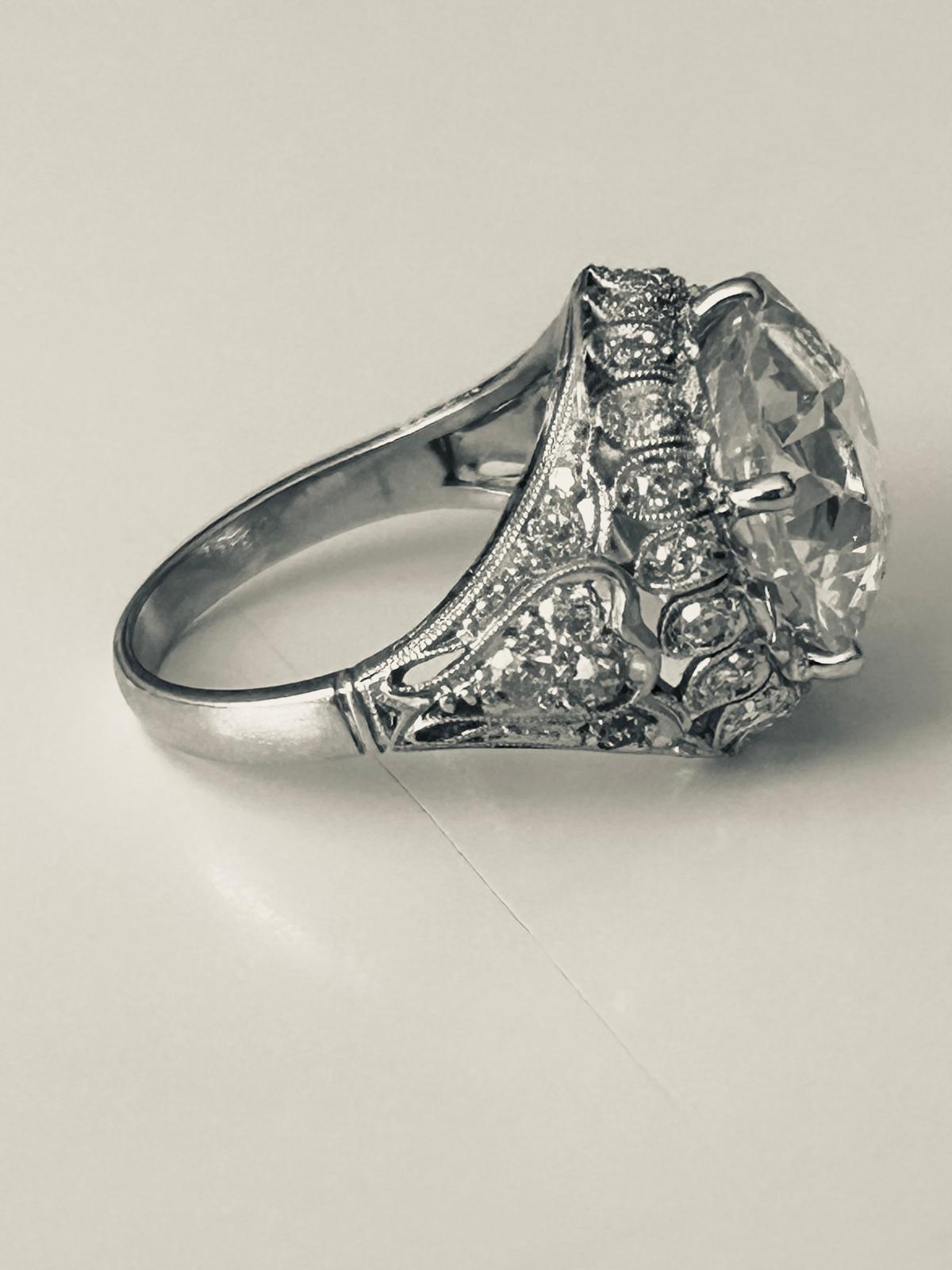 Exquisite 18K White Gold Ring with Old European Cut Diamond In Excellent Condition For Sale In Ramat Gan, IL