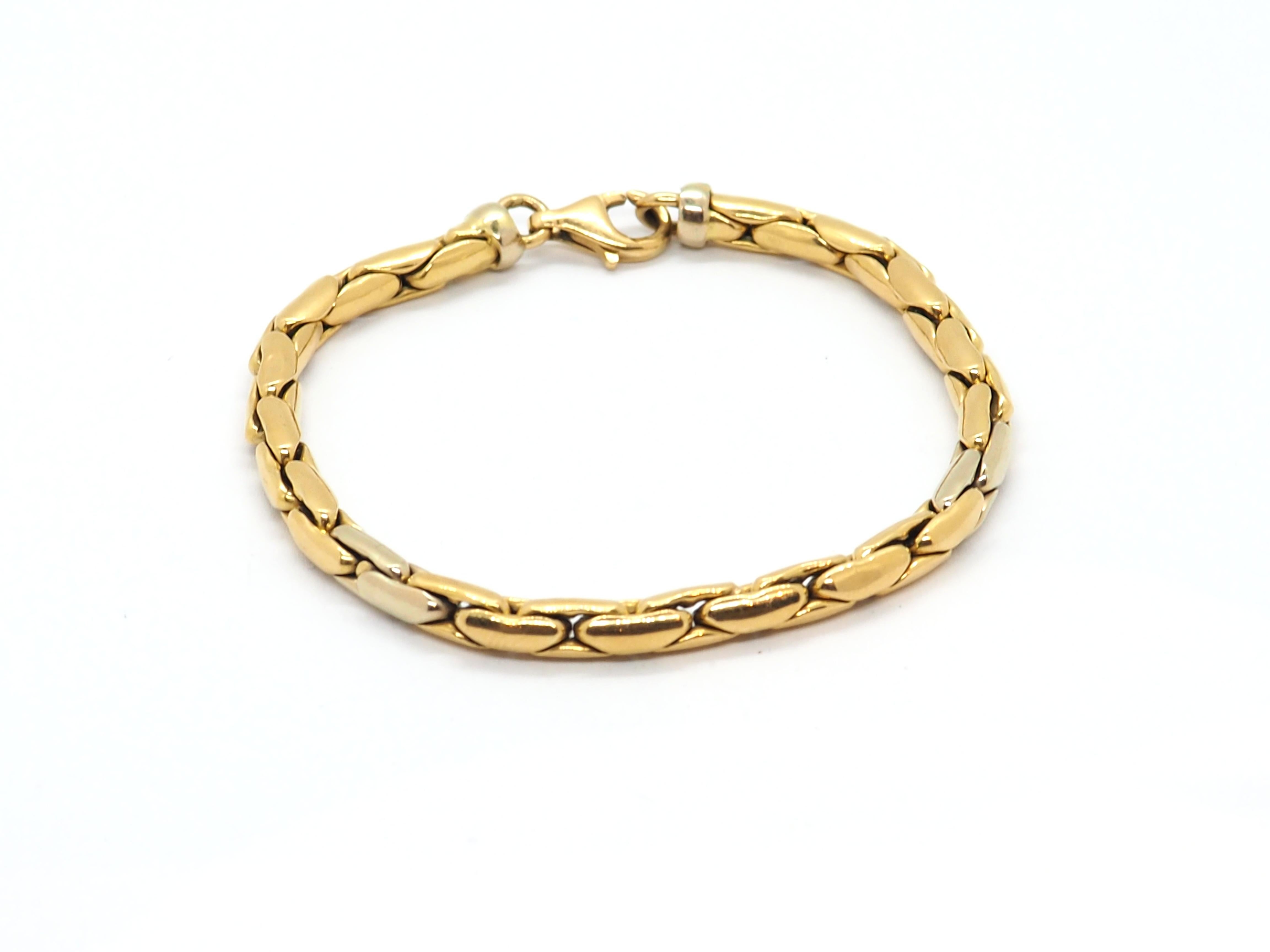 Élevez votre style avec ce bracelet en chaîne en or jaune 18 carats, fabriqué avec un souci du détail sans compromis. Cette pièce d'art intemporelle respire la sophistication et l'allure, ce qui en fait un ajout indispensable à toute collection de