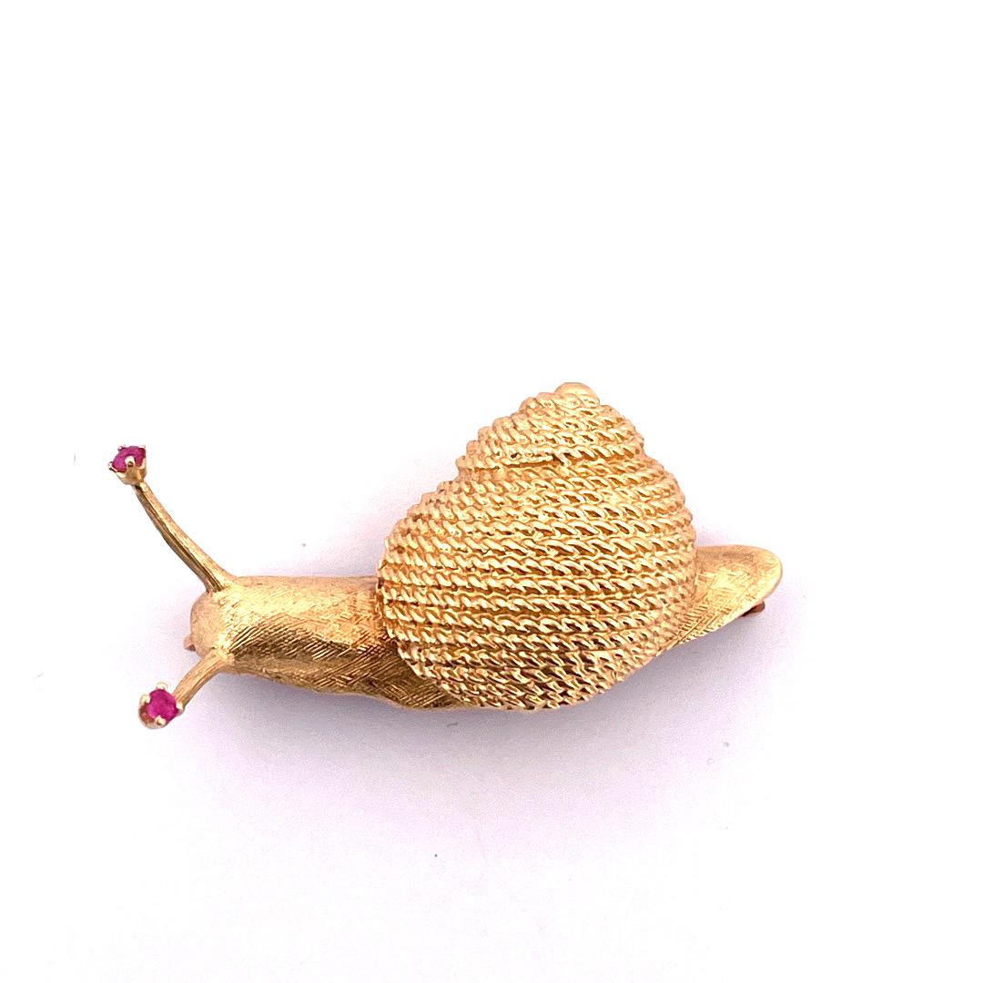 Exquisite 18k Yellow Gold Cheany Snail Brooch with Ruby Eyes In Excellent Condition In New York, NY