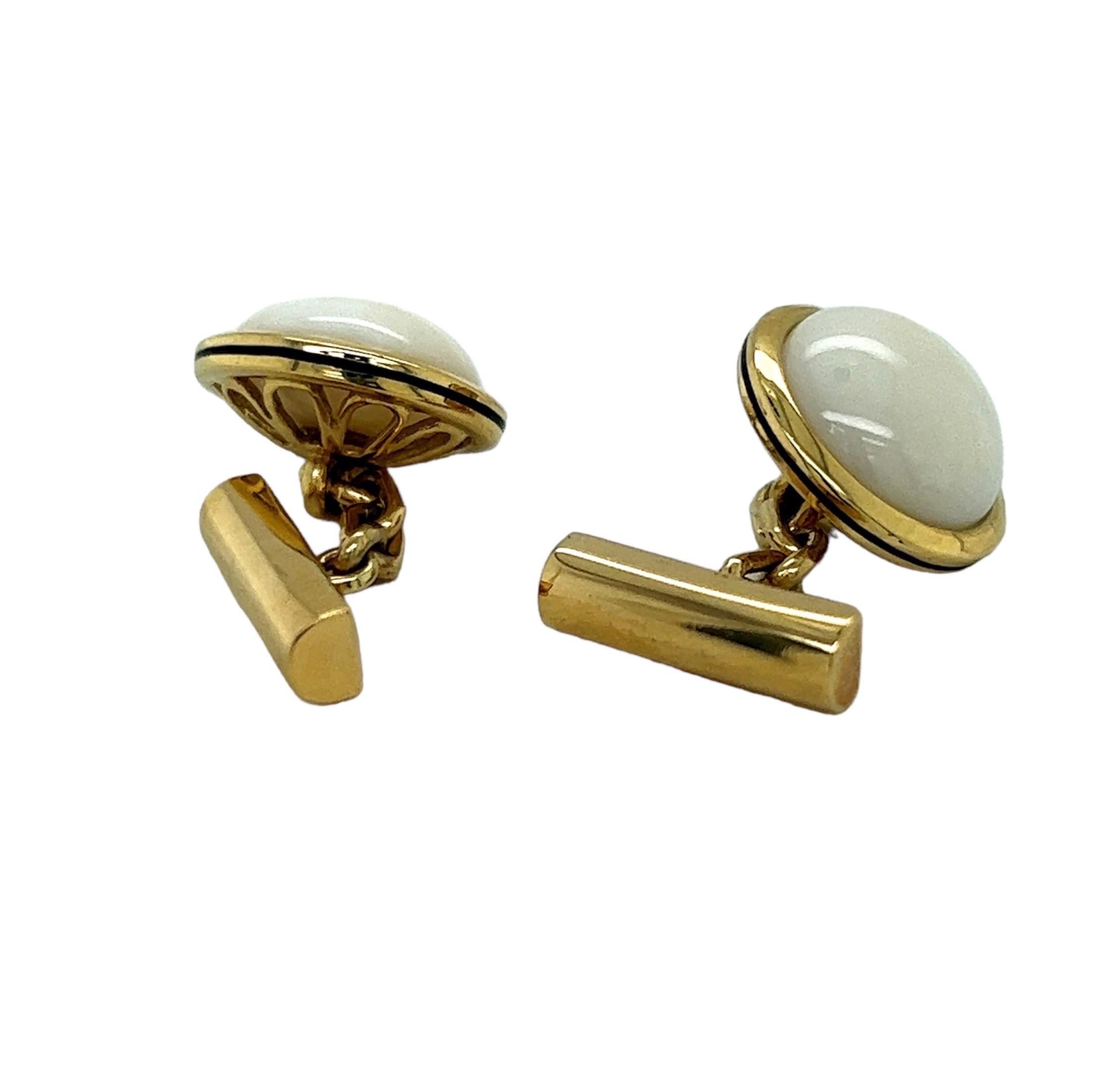 Diese Manschettenknöpfe sind ein umwerfendes Schmuckstück, das Eleganz und Raffinesse ausstrahlt. Die Manschettenknöpfe sind aus 18 Karat Gelbgold gefertigt, einem hochwertigen Material, das für seine Haltbarkeit, seinen Glanz und seine satte Farbe