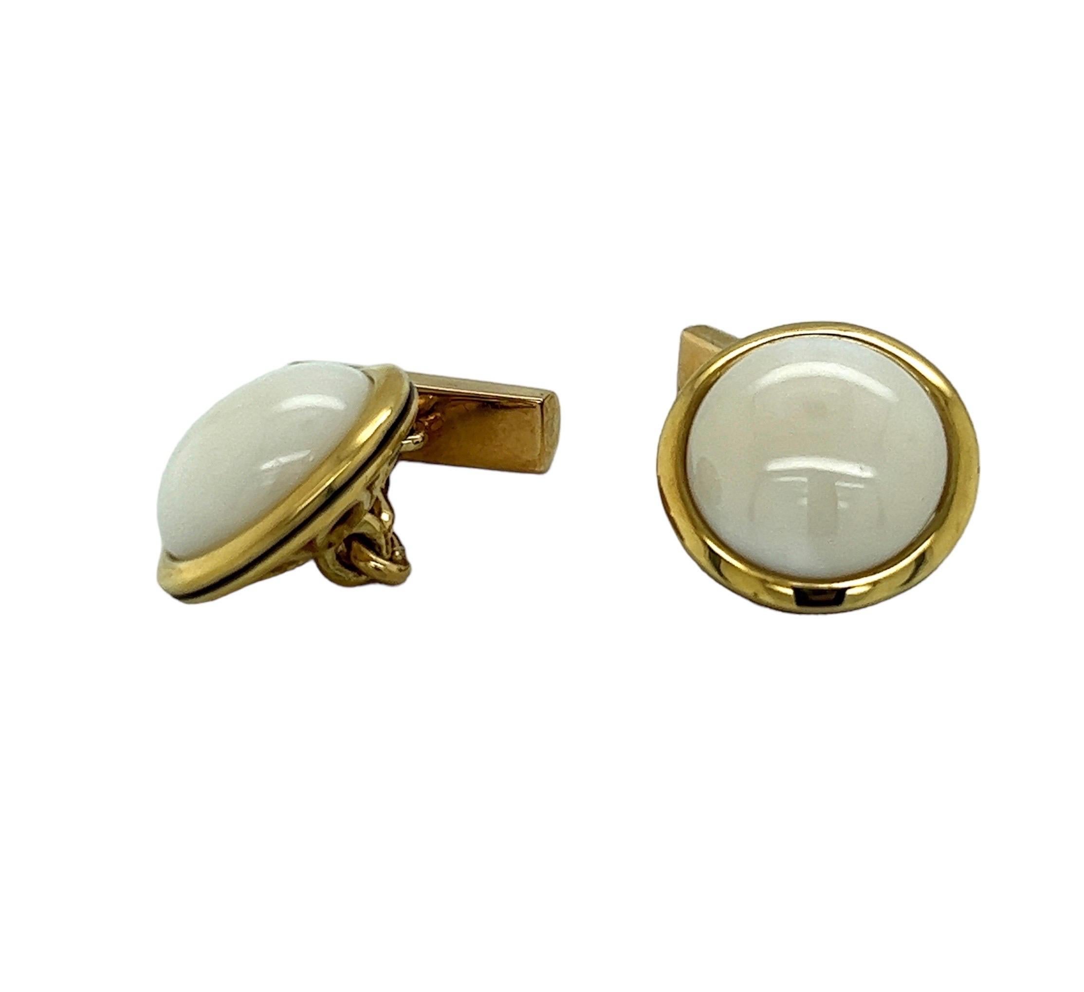 Exquisite 18k Yellow Gold Cufflinks with White Coral and Black Enamel In New Condition For Sale In New York, NY