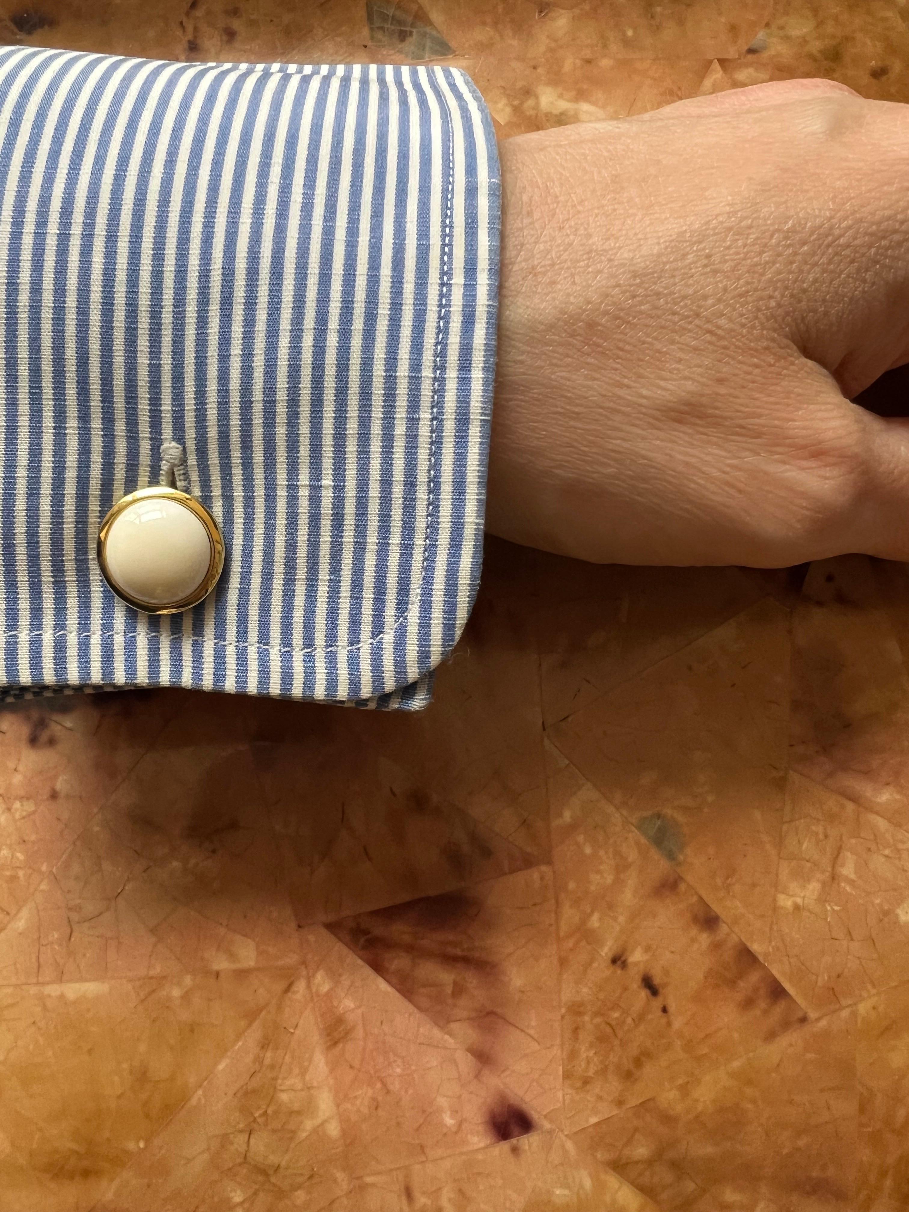 Exquisite Manschettenknöpfe aus 18 Karat Gelbgold mit weißer Koralle und schwarzer Emaille für Damen oder Herren im Angebot