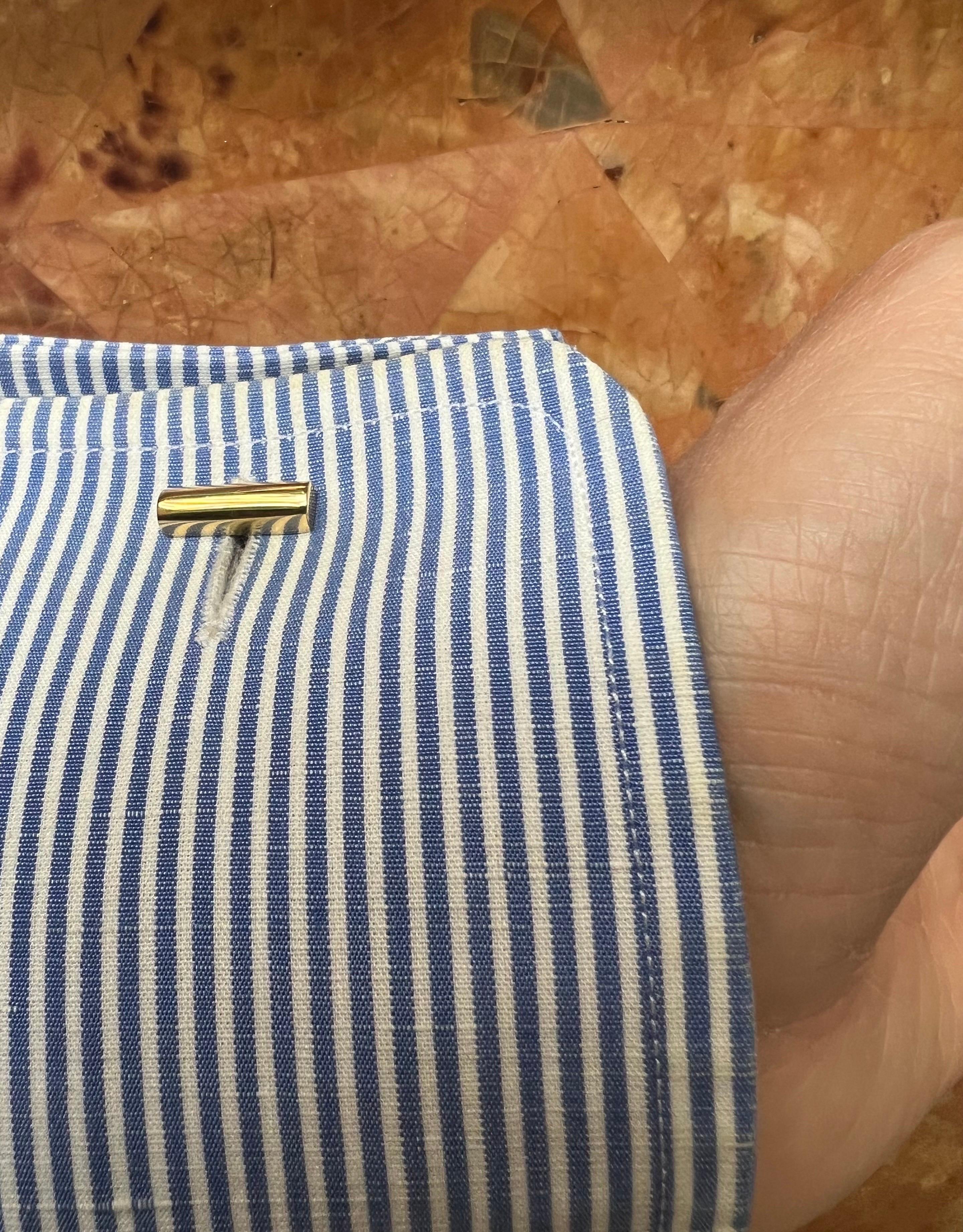 Exquisite Manschettenknöpfe aus 18 Karat Gelbgold mit weißer Koralle und schwarzer Emaille im Angebot 1