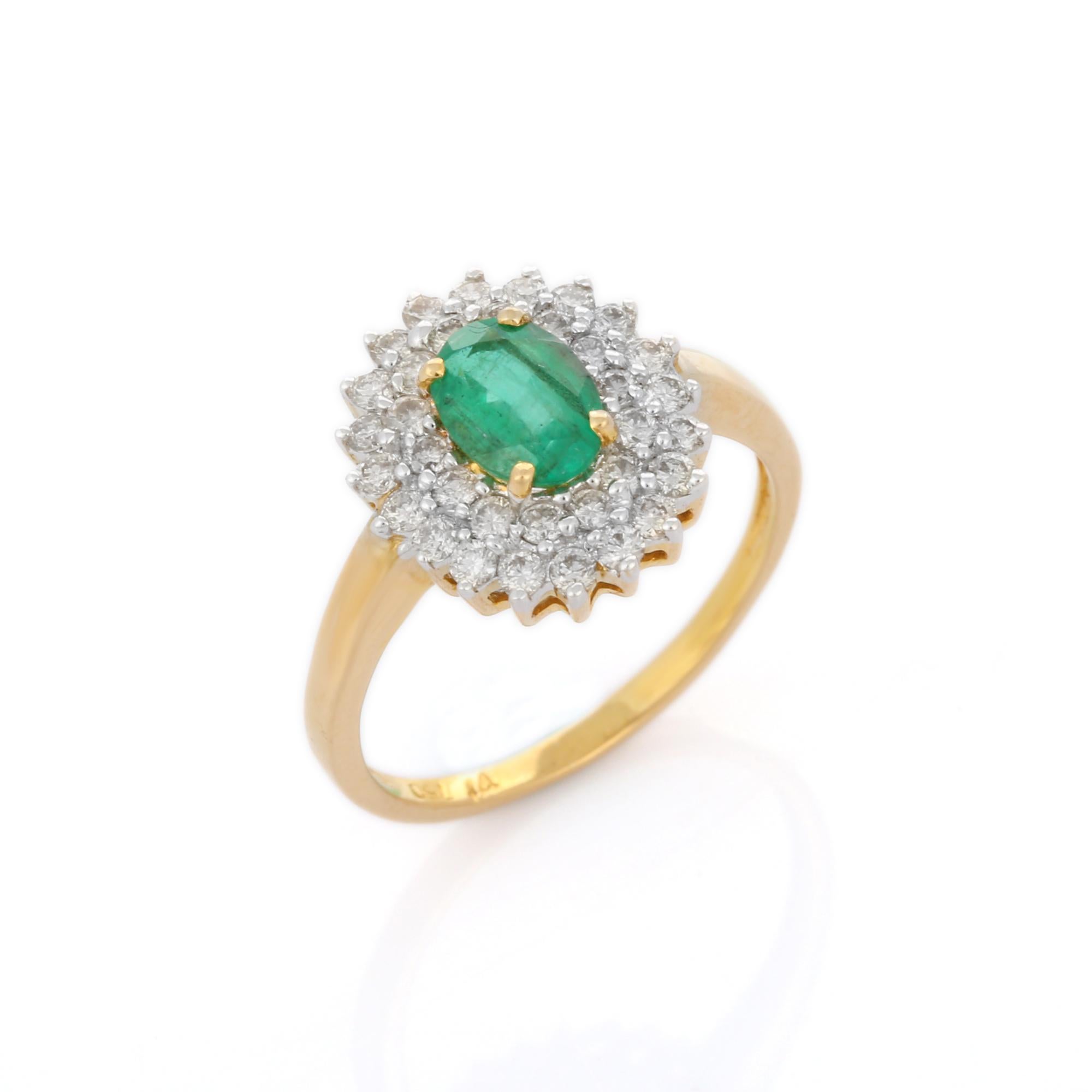 For Sale:  Exquisite 18K Yellow Gold Emerald Halo Diamond Engagement Wedding Ring for Her 2
