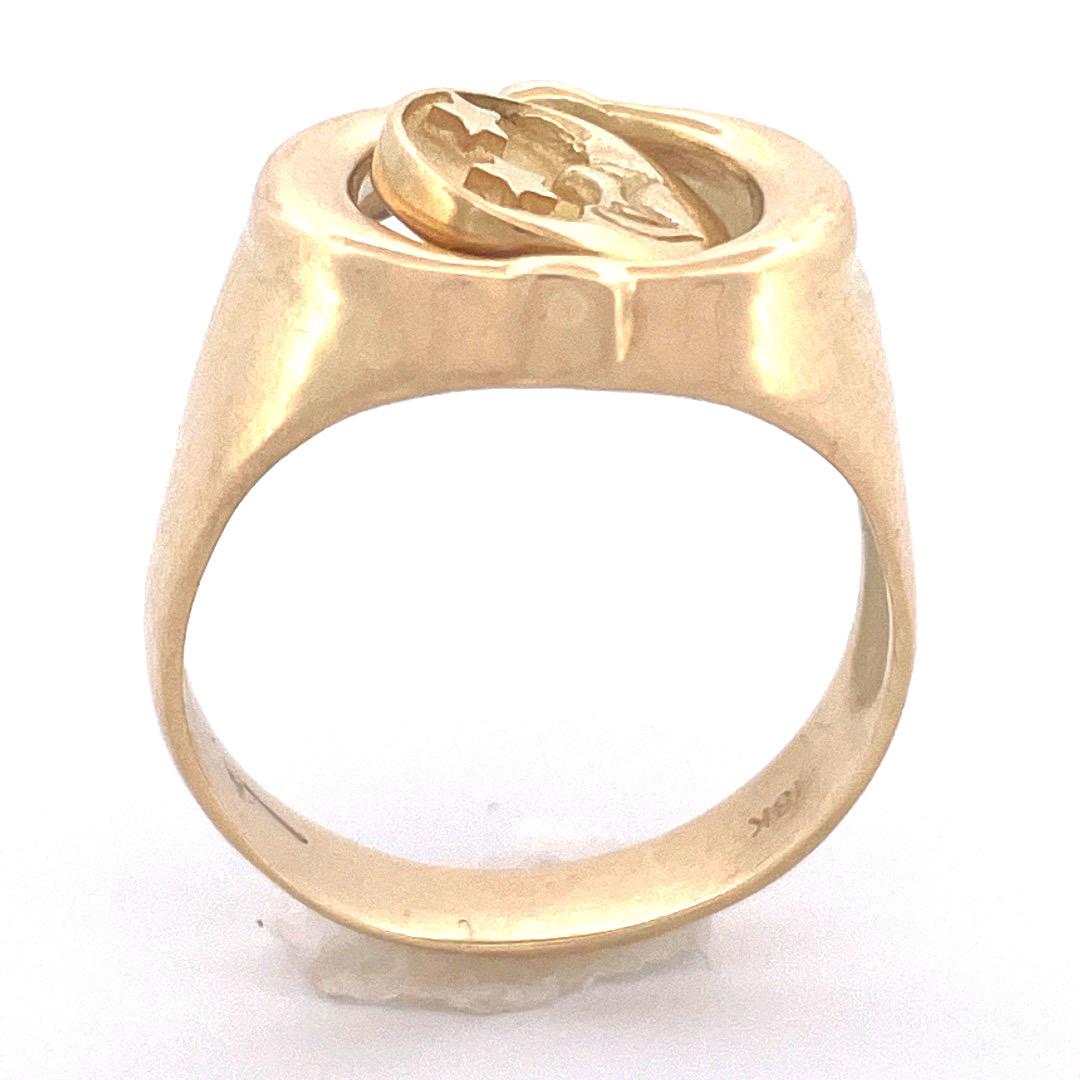 Erhöhen Sie Ihren Stil mit unserem atemberaubenden Flip-Ring aus 18 Karat Gelbgold, der 9 Gramm wiegt. Dieses einzigartige Stück zeigt auf der einen Seite eine wunderschön geschnitzte Sonne, und ein bezaubernder Halbmond, der mit zwei zarten Sternen