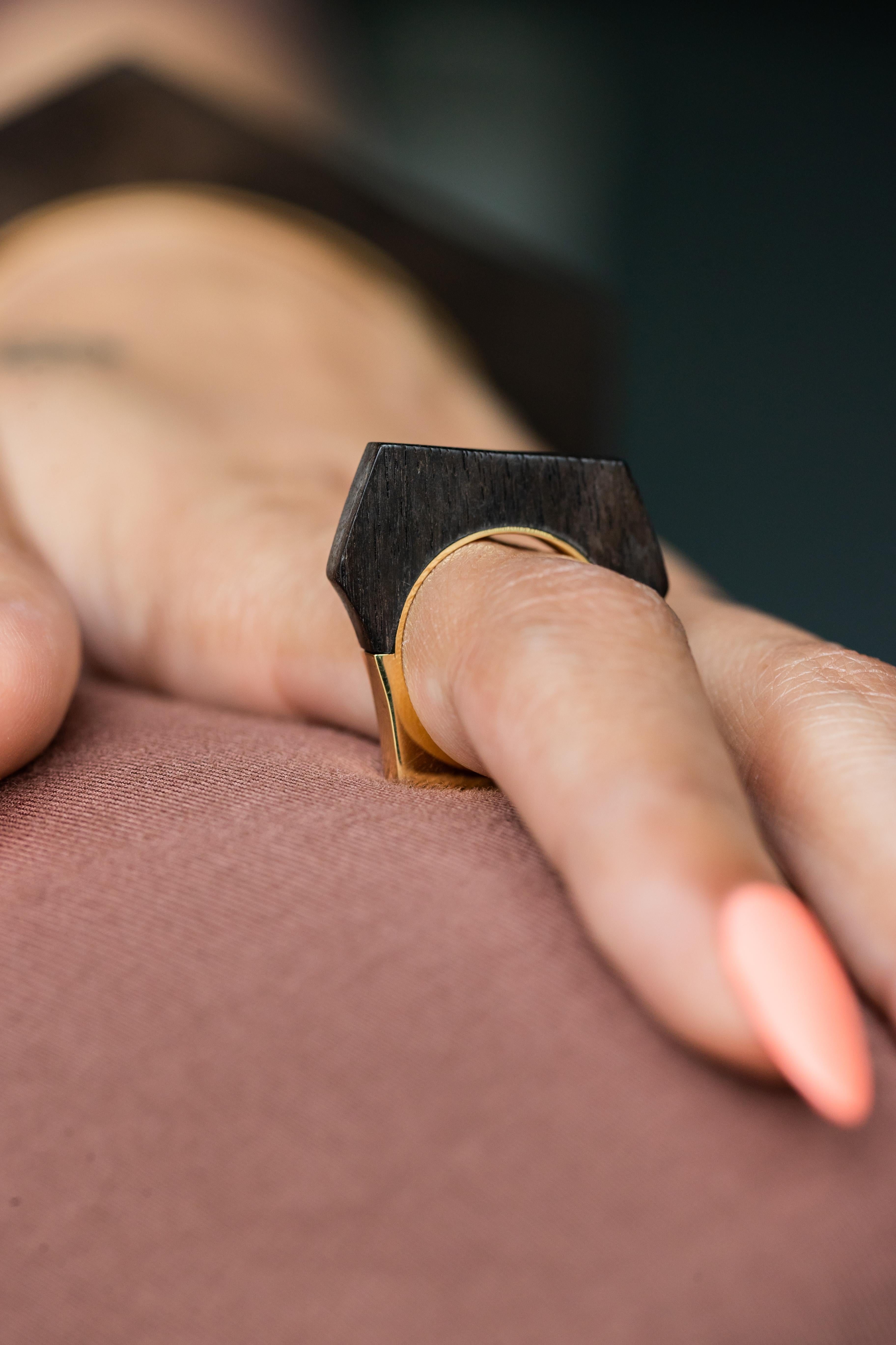 Exquisite 18K Yellow Gold Hand Carved Ebony Hexagon Ring by Fern Freeman In New Condition For Sale In Virginia Beach, VA