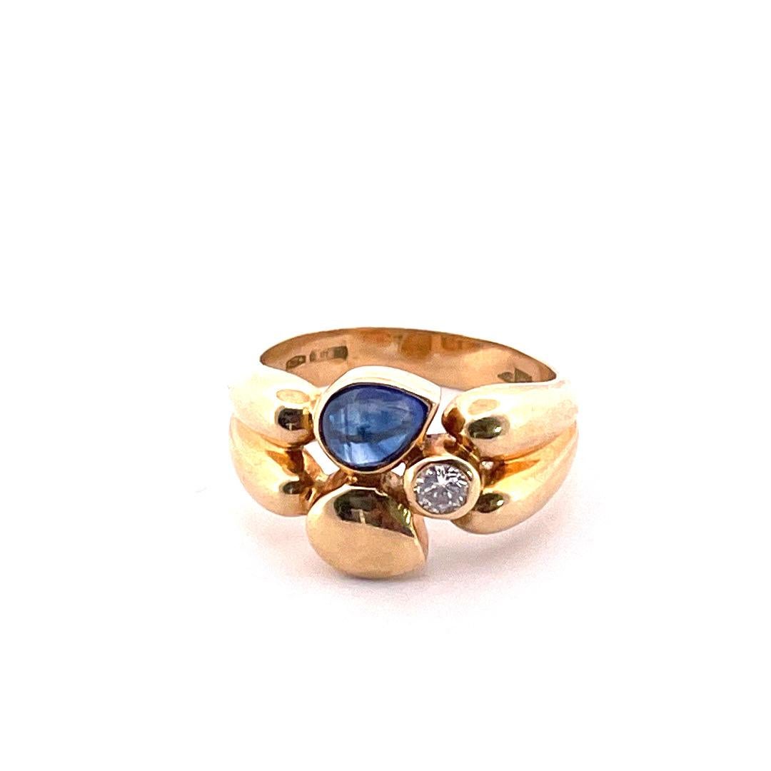 Exquisite 18k Yellow Gold Italian Cabochon Sapphire Ring and Earring Set In New Condition For Sale In New York, NY