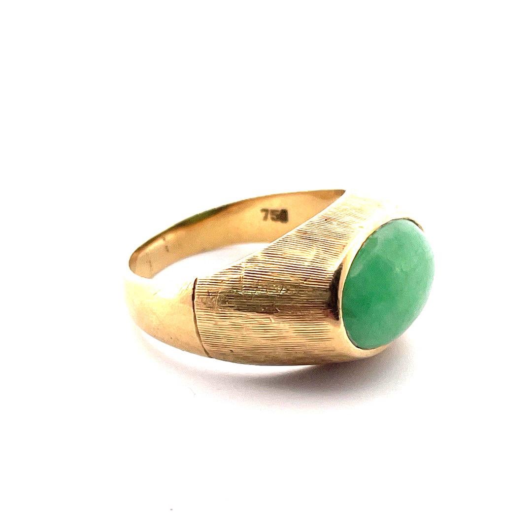Exquisite 18k Yellow Gold Jadeite Textured Ring In Excellent Condition For Sale In New York, NY