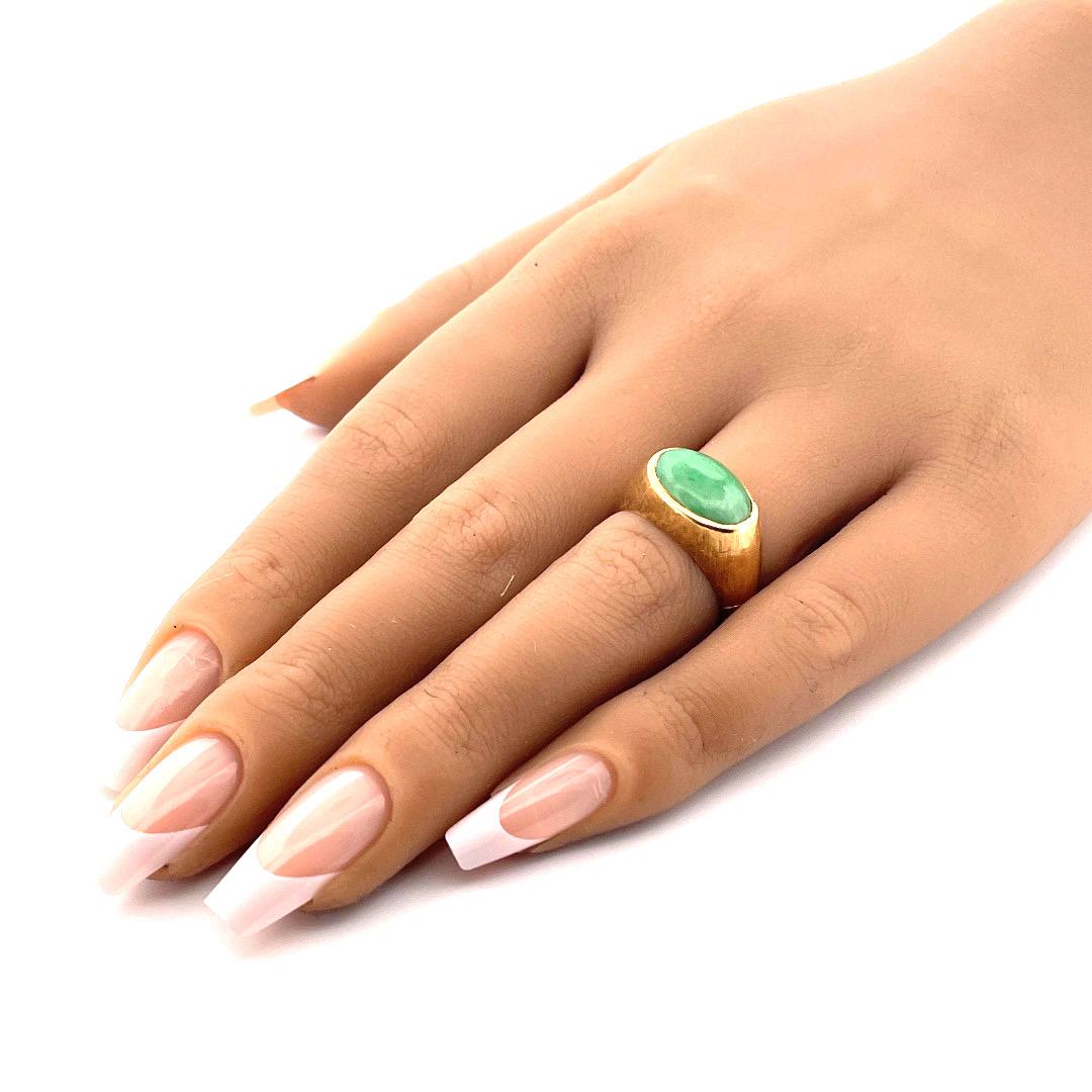 Exquisite 18k Yellow Gold Jadeite Textured Ring For Sale 1