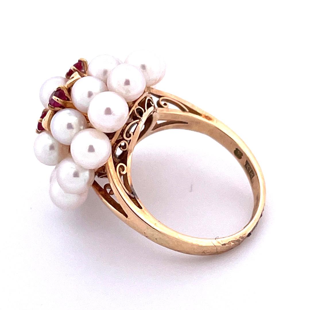 Exquisiter Mikimoto Perlen- und Rubin-Ring aus 18 Karat Gelbgold (Rundschliff)
