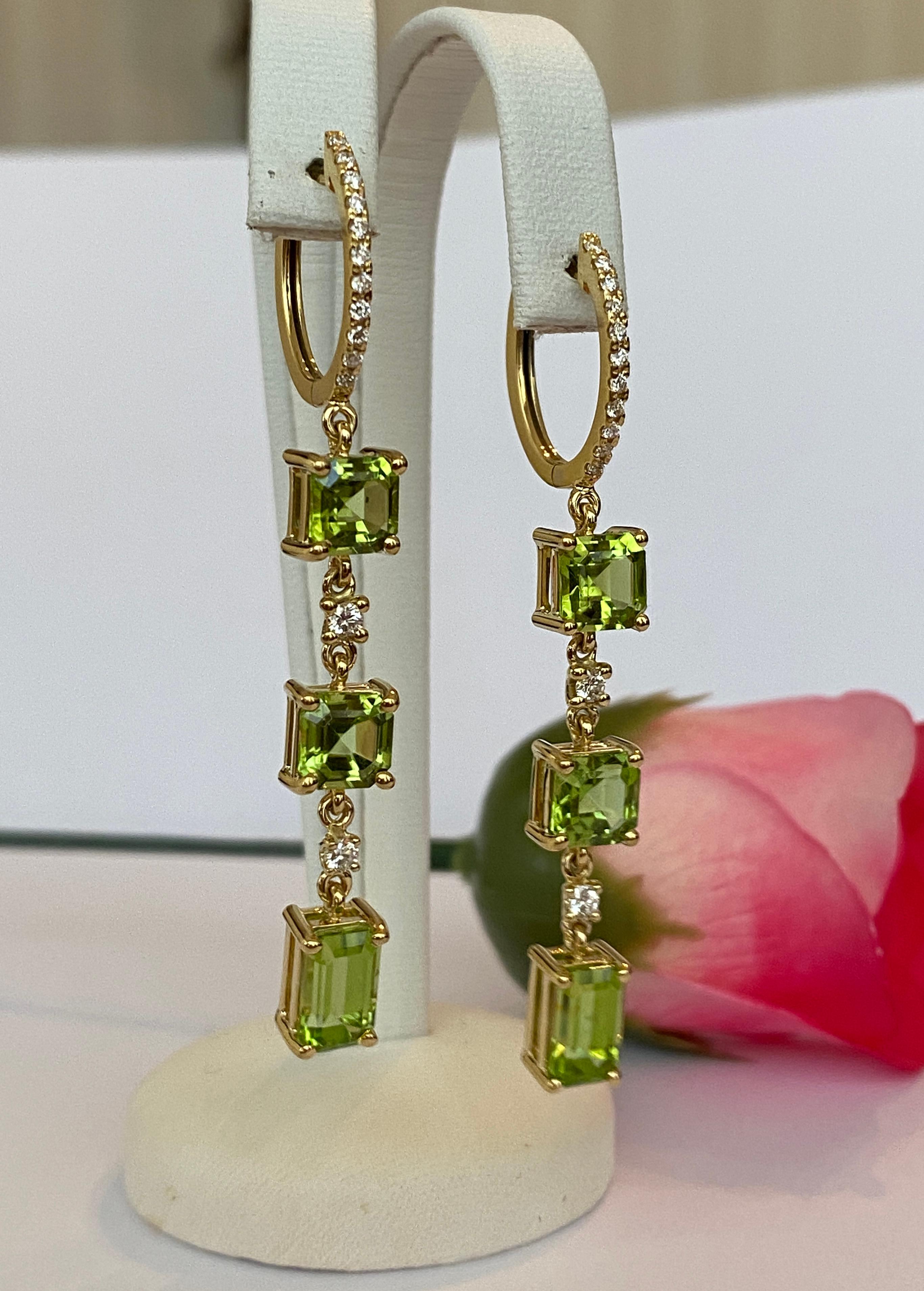 Jugendstil Exquisite 18K Yellow Gold Peridot and Diamond Dangle Earrings For Sale