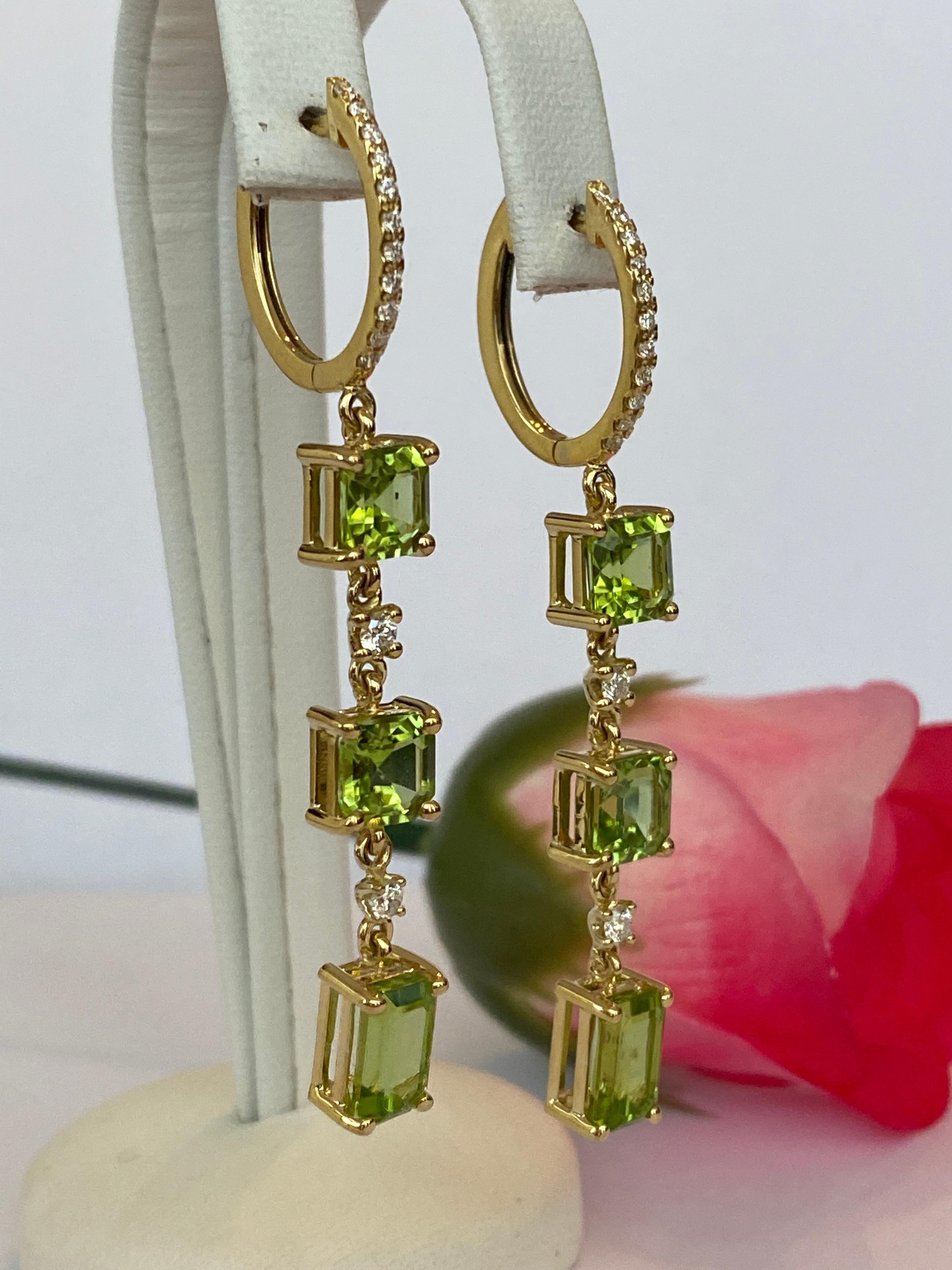 Exquisite 18K Yellow Gold Peridot and Diamond Dangle Earrings In New Condition For Sale In AMSTERDAM, NL