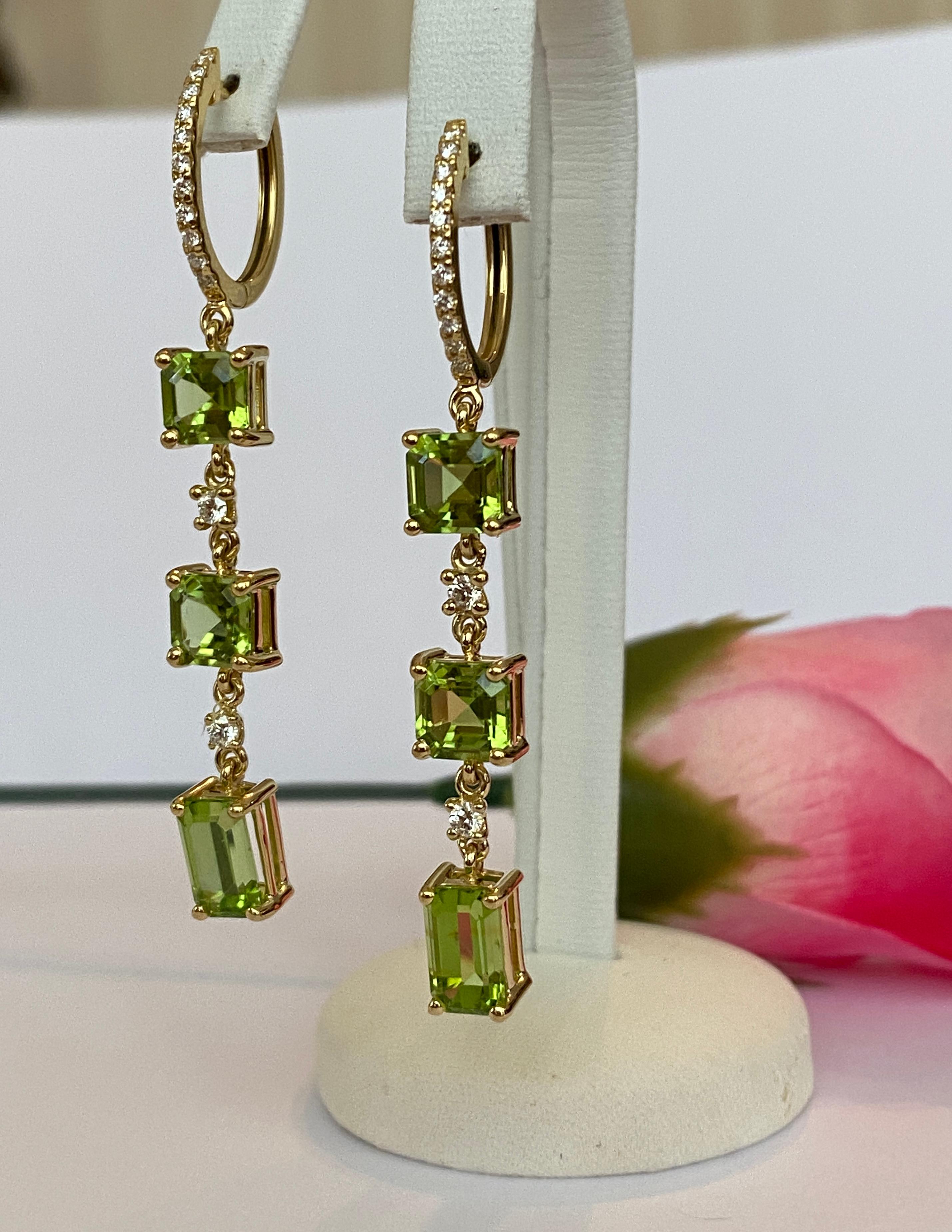 Exquisite 18K Yellow Gold Peridot and Diamond Dangle Earrings For Sale 1