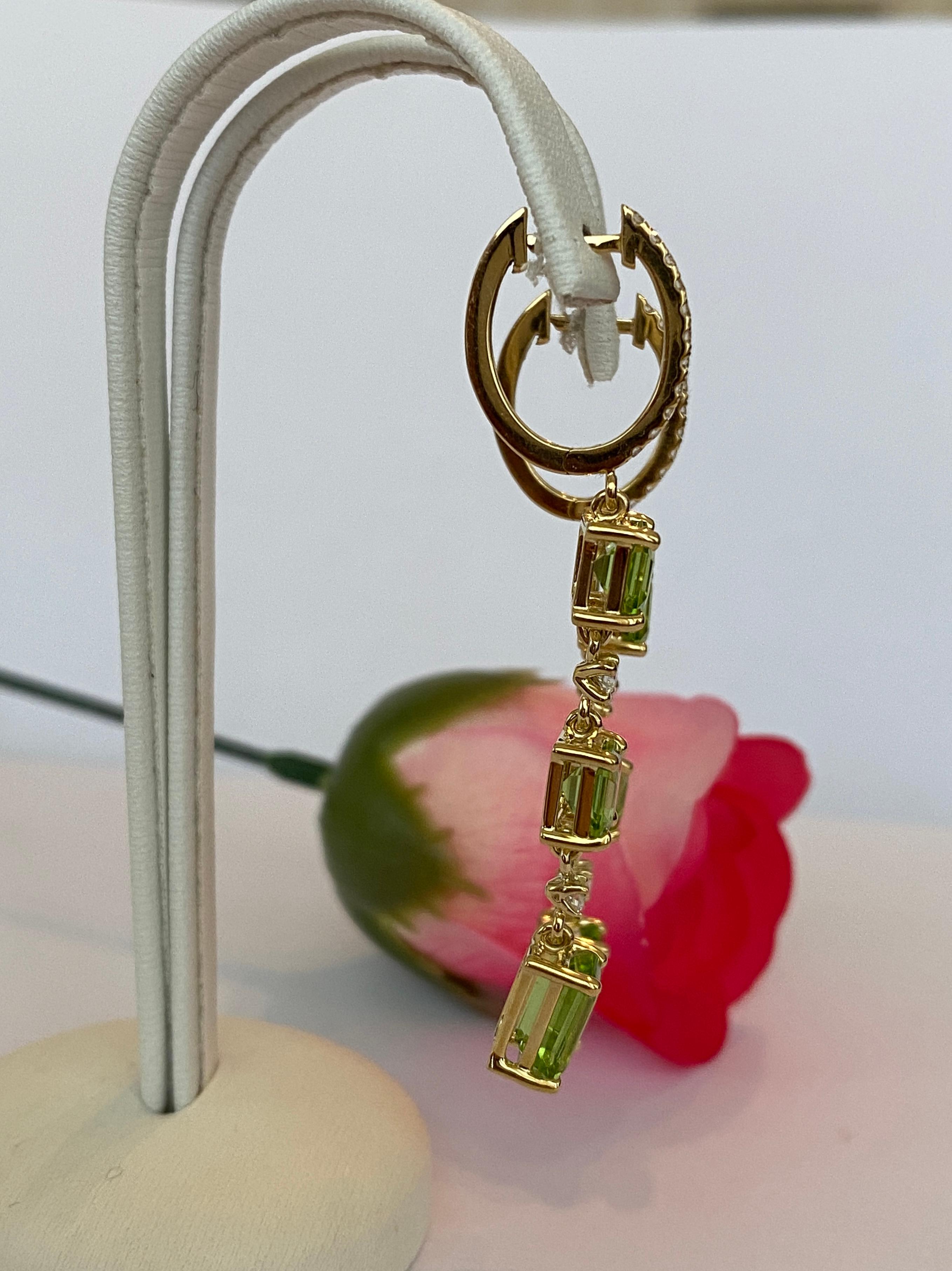 Exquisite 18K Yellow Gold Peridot and Diamond Dangle Earrings For Sale 2
