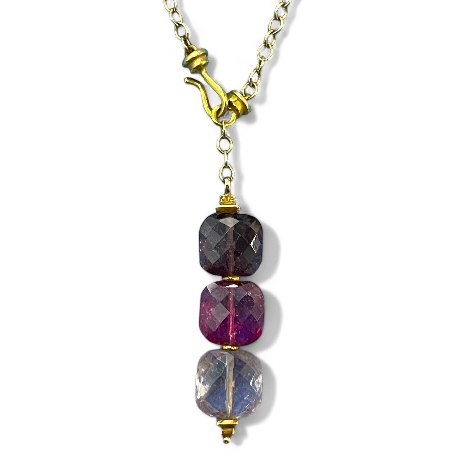 Moderno Squisita collana di pietre preziose rosa e viola in oro giallo 18 carati in vendita