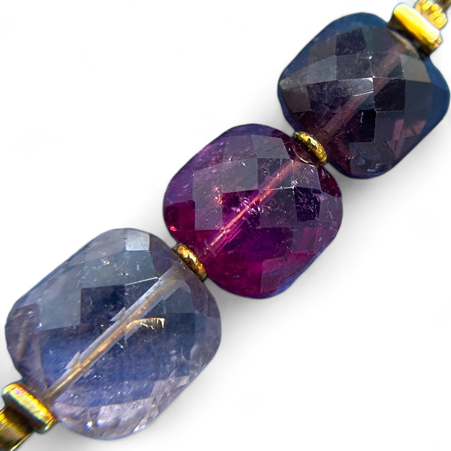 Squisita collana di pietre preziose rosa e viola in oro giallo 18 carati In condizioni ottime in vendita a New York, NY