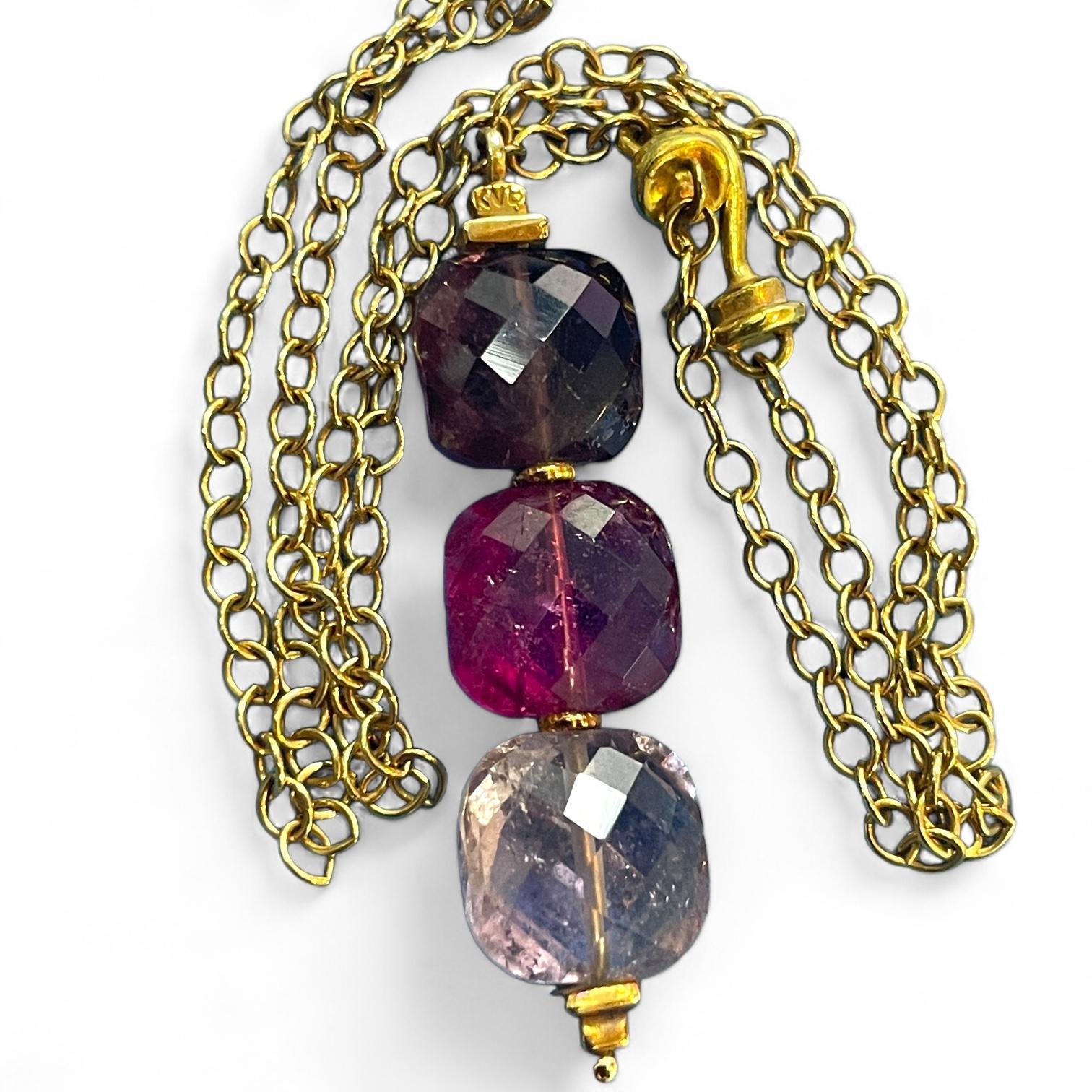 Squisita collana di pietre preziose rosa e viola in oro giallo 18 carati in vendita 1