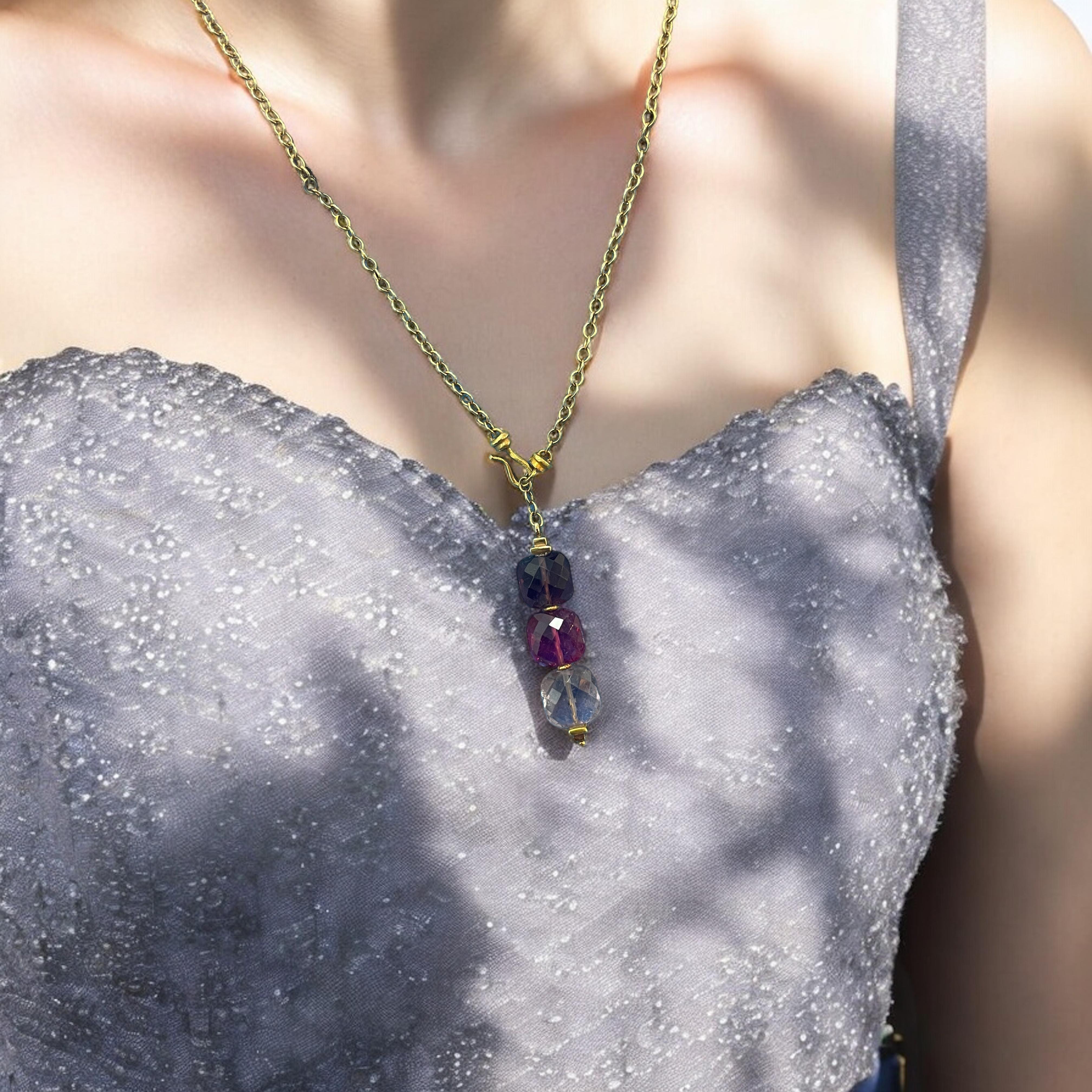 Squisita collana di pietre preziose rosa e viola in oro giallo 18 carati in vendita 2