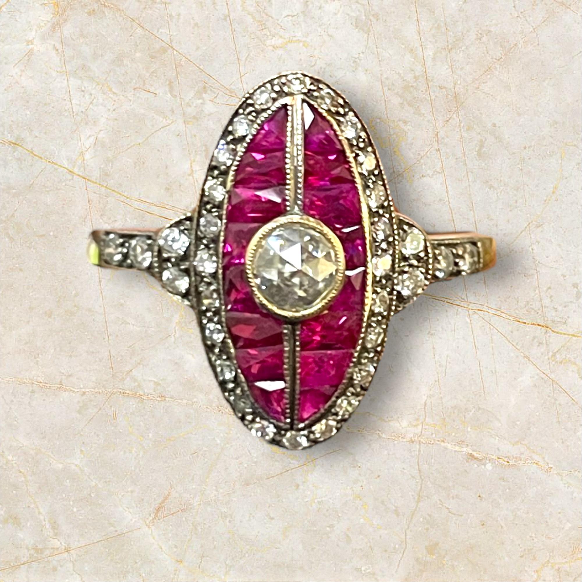 Dieser Ring aus 18-karätigem Gelbgold ist zeitlos elegant und besticht durch sein fesselndes Design mit leuchtenden Rubinen und funkelnden Diamanten. Perfekt für besondere Anlässe oder einen Hauch von Luxus für Ihren täglichen Stil.

MATERIAL: 18K