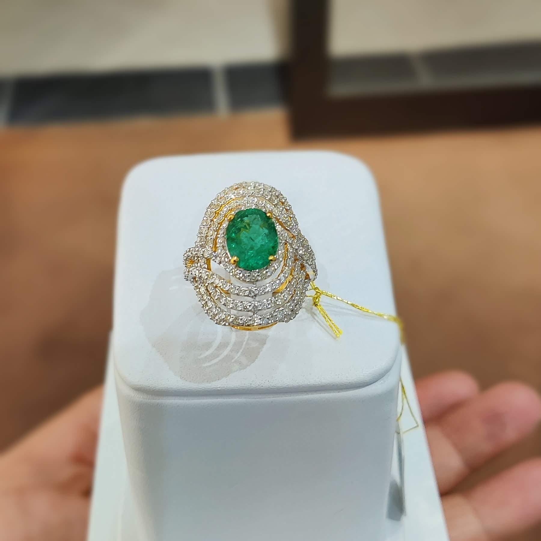 Emerald Diamond cocktail ring in 18kt Gold In Excellent Condition For Sale In Fukuoka City, Fukuoka