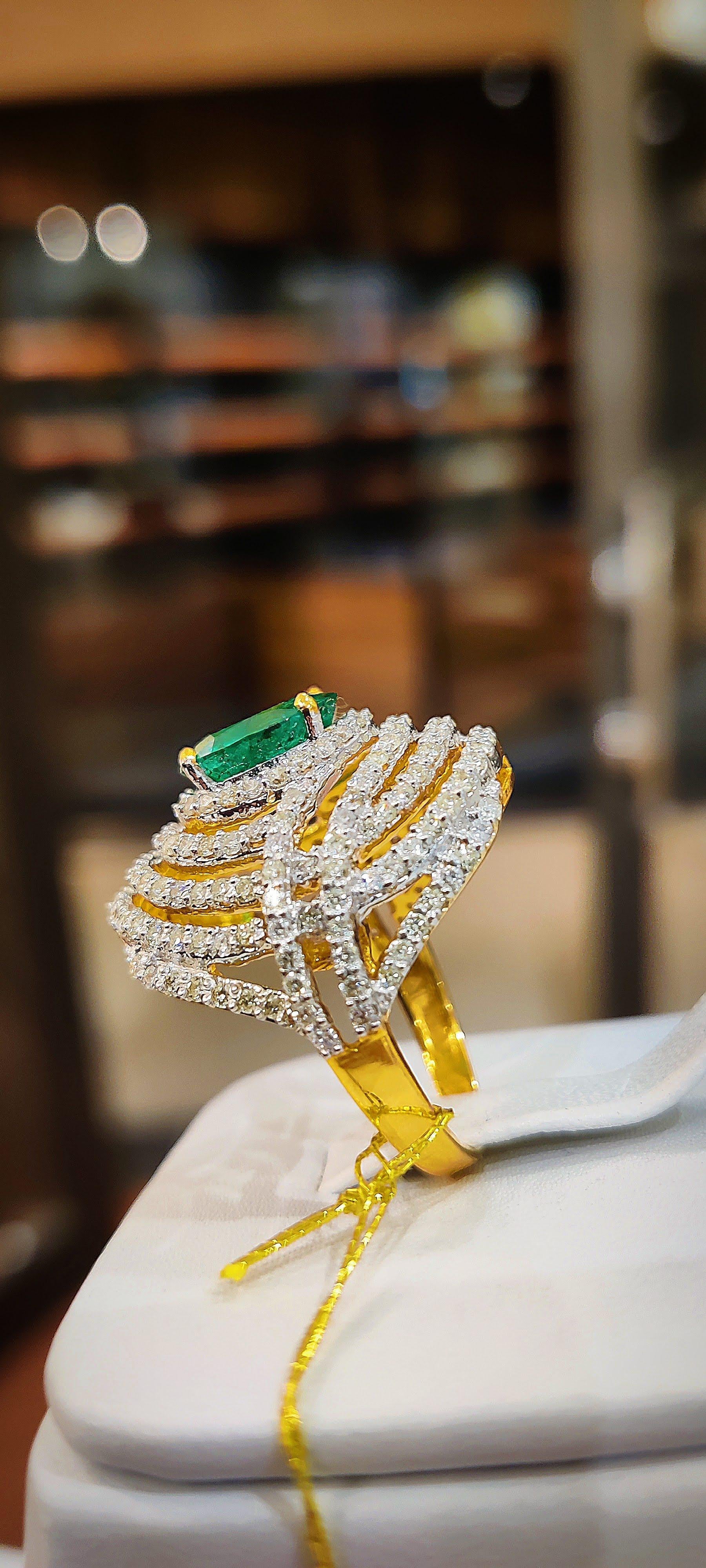 Women's Emerald Diamond cocktail ring in 18kt Gold For Sale