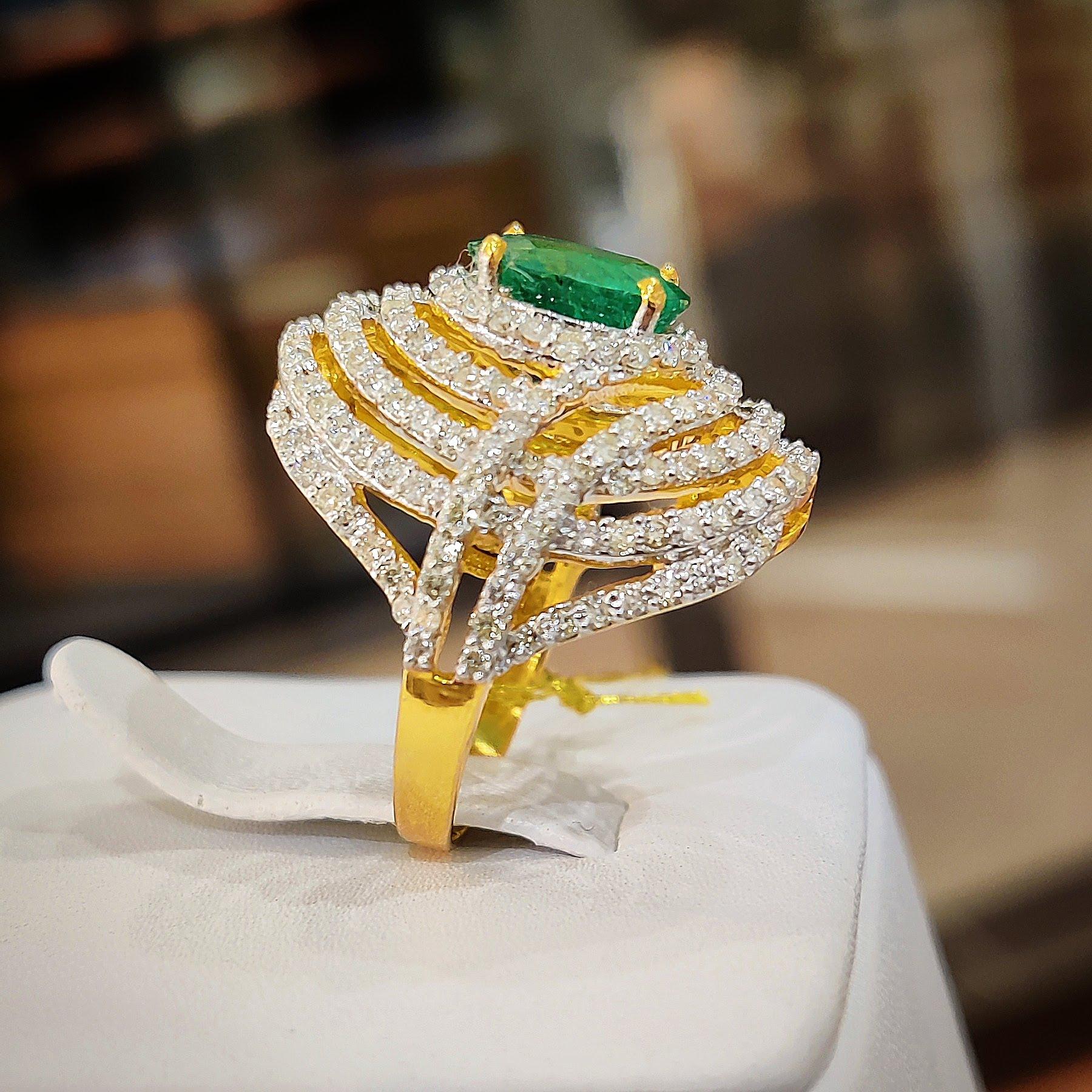 Emerald Diamond cocktail ring in 18kt Gold For Sale 1