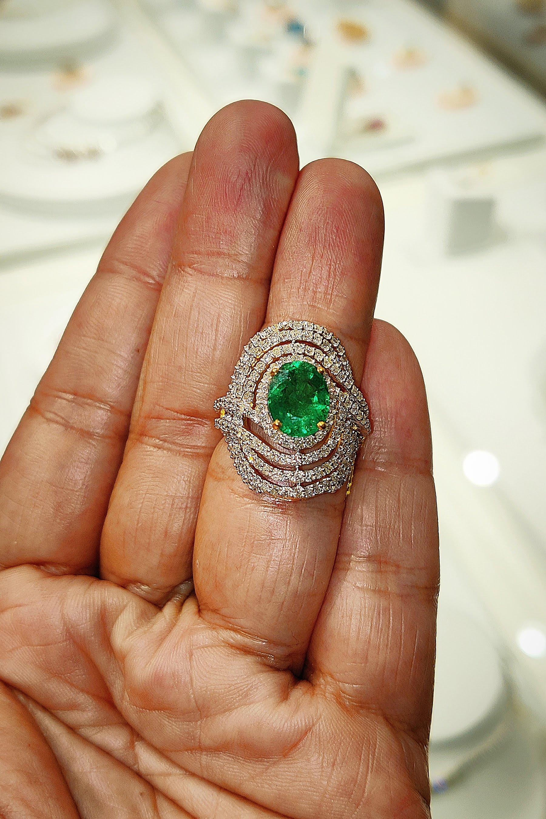 Emerald Diamond cocktail ring in 18kt Gold For Sale 2