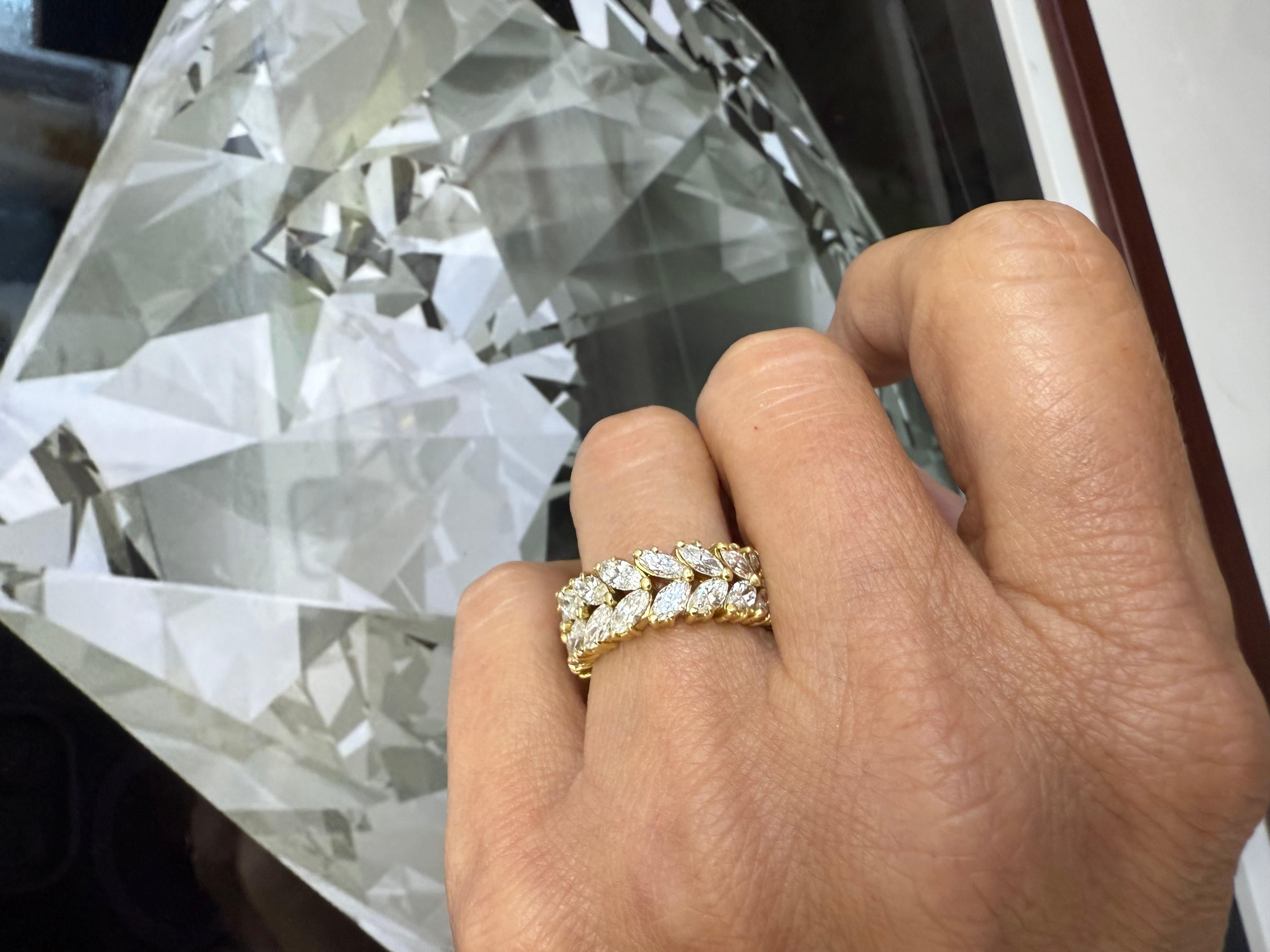 Véritable déclaration d'élégance intemporelle, cette bague rayonnante est réalisée de main de maître en or jaune 18 carats lumineux. Présentant 34 diamants taille marquise méticuleusement sertis pour un poids total de 4,42 carats, chaque pierre a