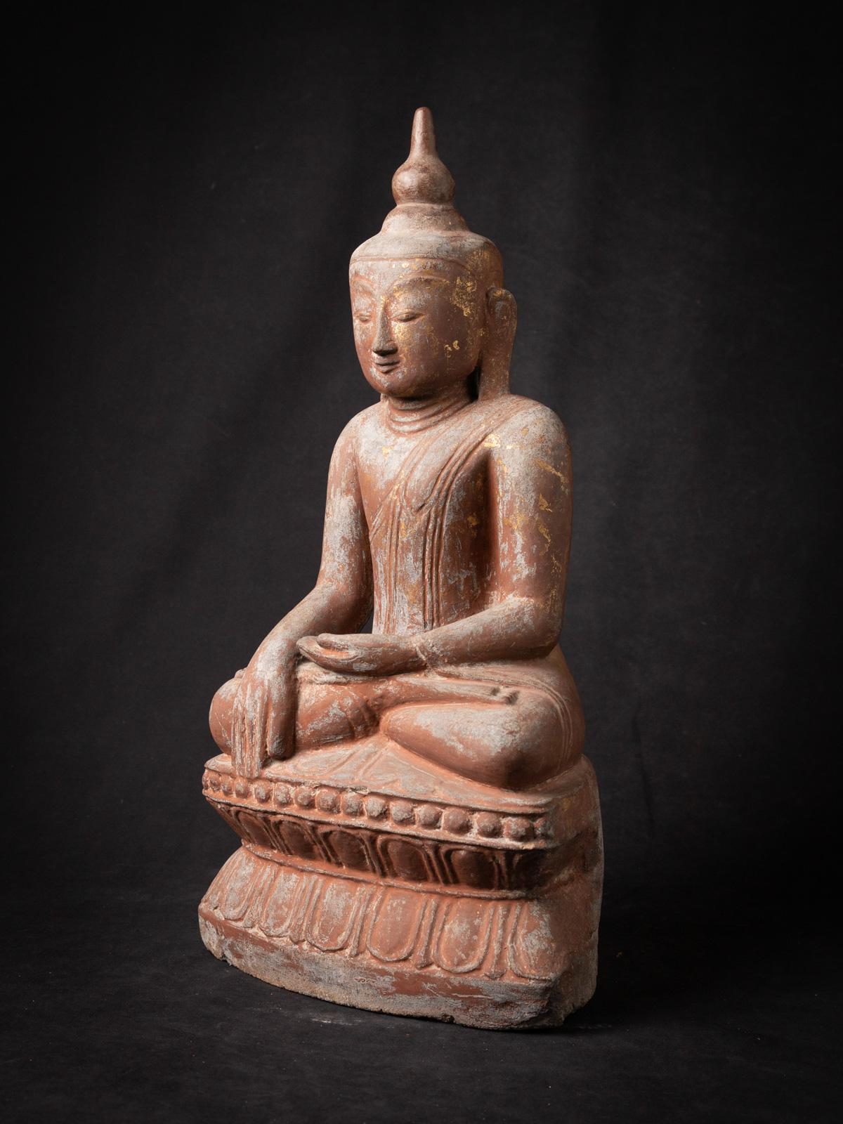 Die antike Buddha-Statue aus birmanischem Sandstein ist ein fesselndes Stück, das den Charme und die Kunstfertigkeit des 18. Jahrhunderts ausstrahlt. Die aus hochwertigem Sandstein gefertigte Statue ist 53 cm hoch und hat eine Breite von 28,3 cm und
