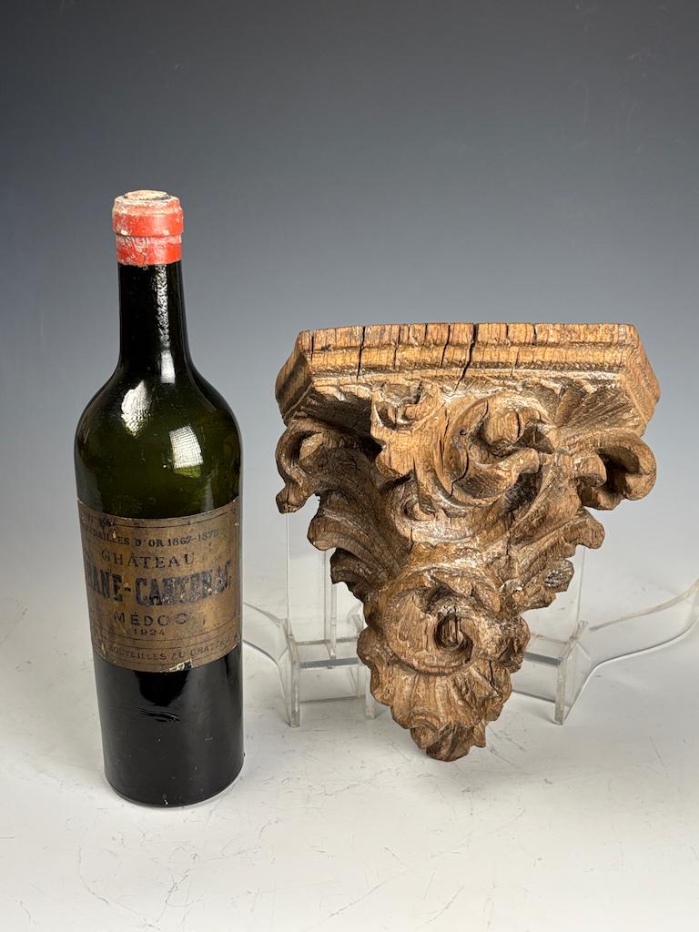 Fino al XVIII secolo Squisito scaffale angolare in legno di limo rococò fiammingo del XVIII secolo in vendita