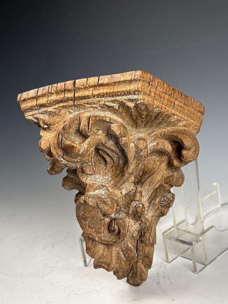 Squisito scaffale angolare in legno di limo rococò fiammingo del XVIII secolo in vendita 1