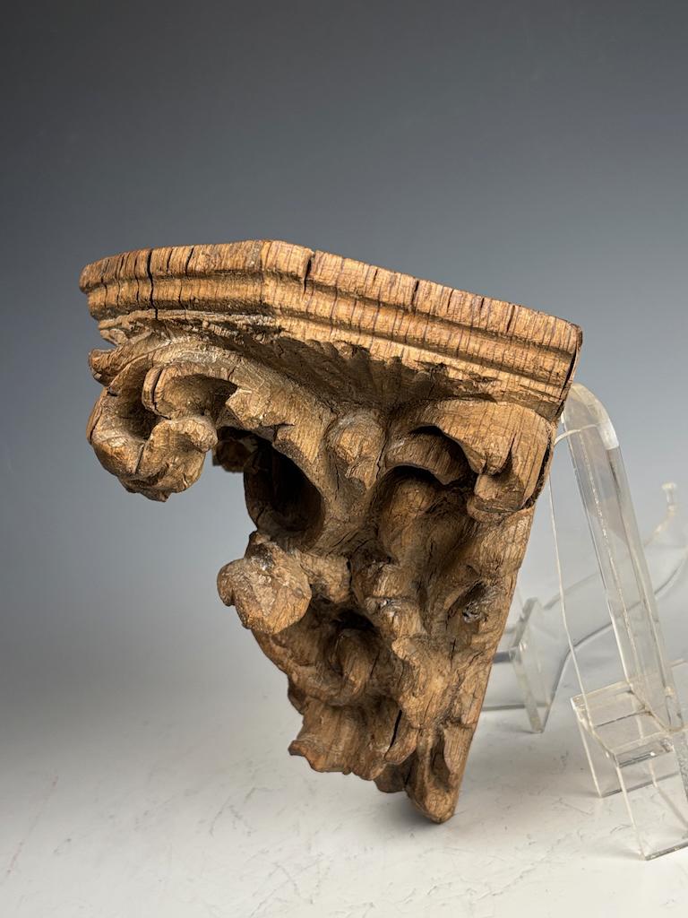Squisito scaffale angolare in legno di limo rococò fiammingo del XVIII secolo in vendita 3