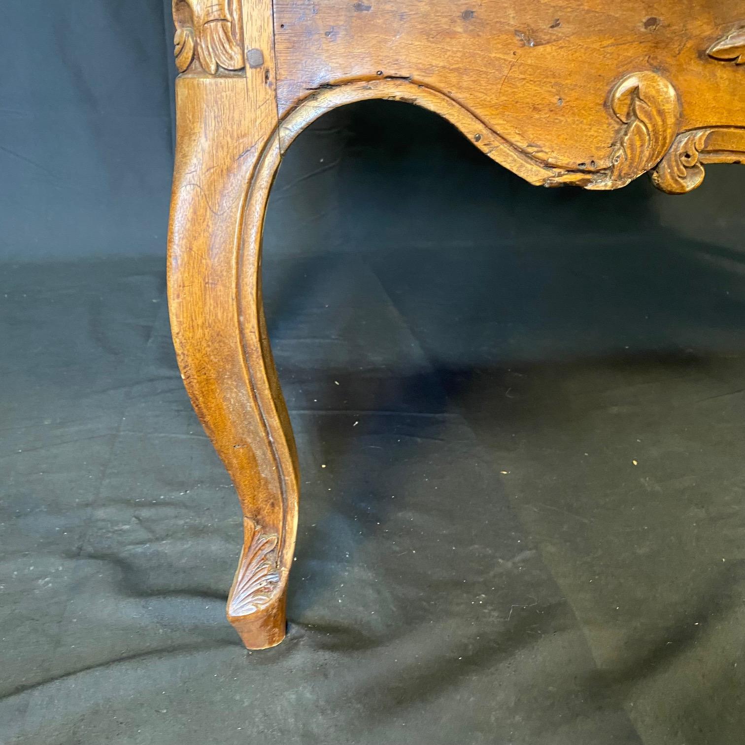 Squisito cassettone francese Luigi XV del XVIII secolo con piano in marmo in vendita 11