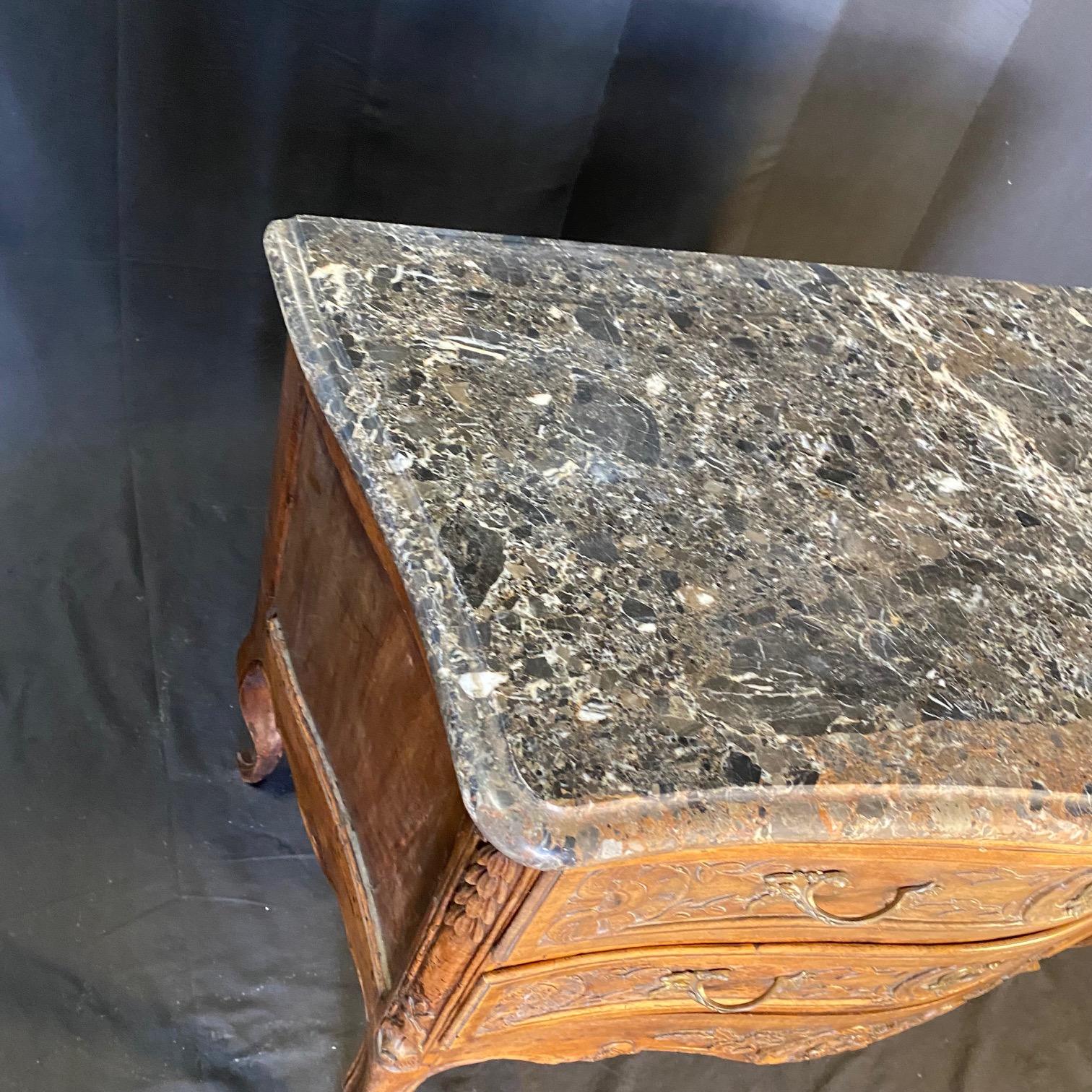Squisito cassettone francese Luigi XV del XVIII secolo con piano in marmo in vendita 1