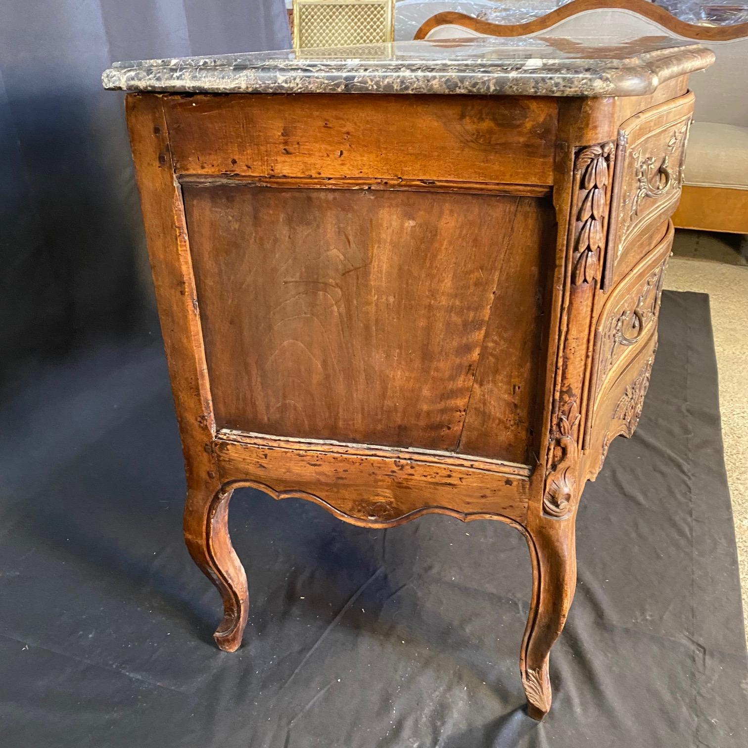 Squisito cassettone francese Luigi XV del XVIII secolo con piano in marmo in vendita 3