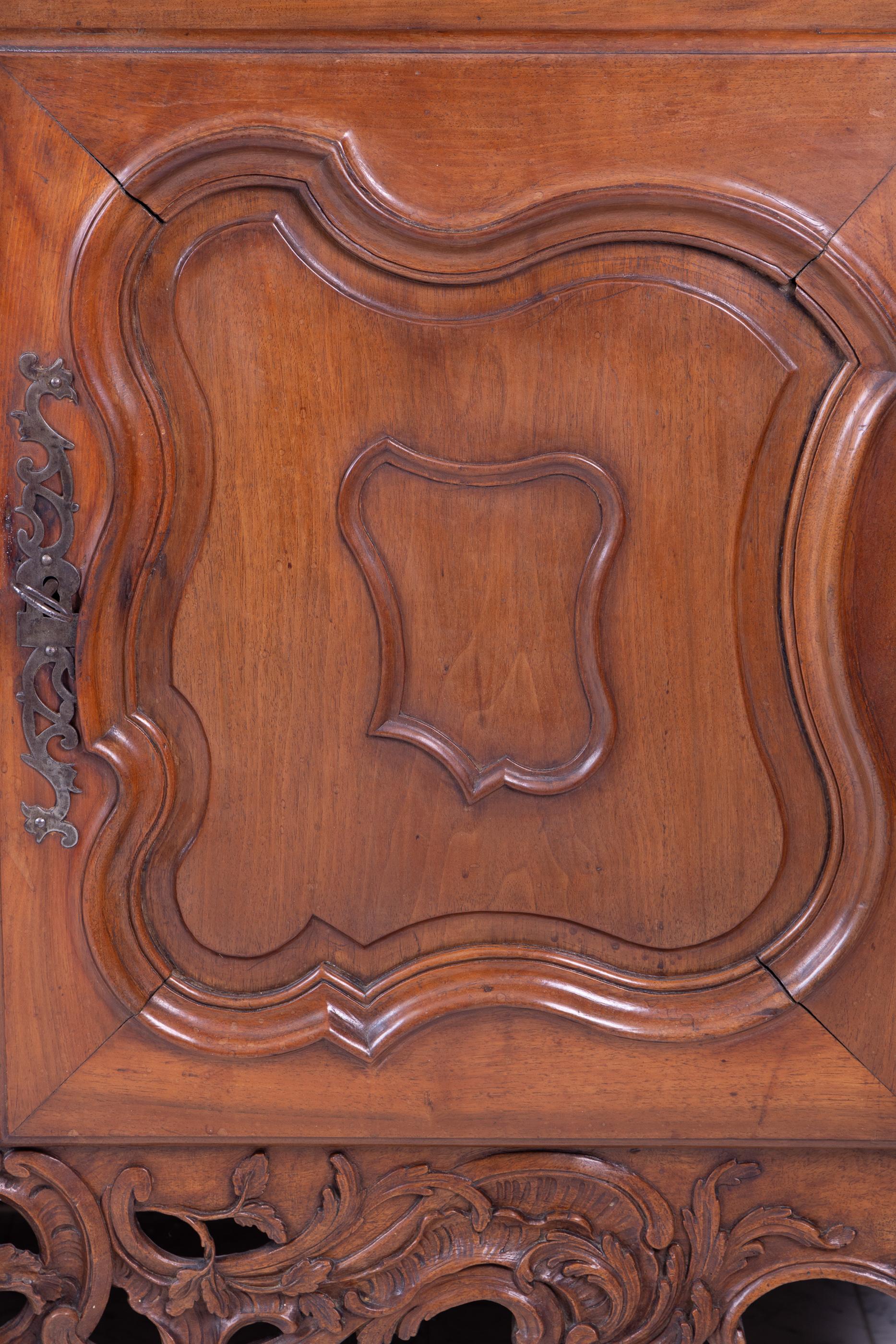 Exquisite Lyonnaise-Buffet aus geschnitztem Nussbaumholz, Französisch, 18. Jahrhundert  im Zustand „Gut“ im Angebot in New Orleans, LA