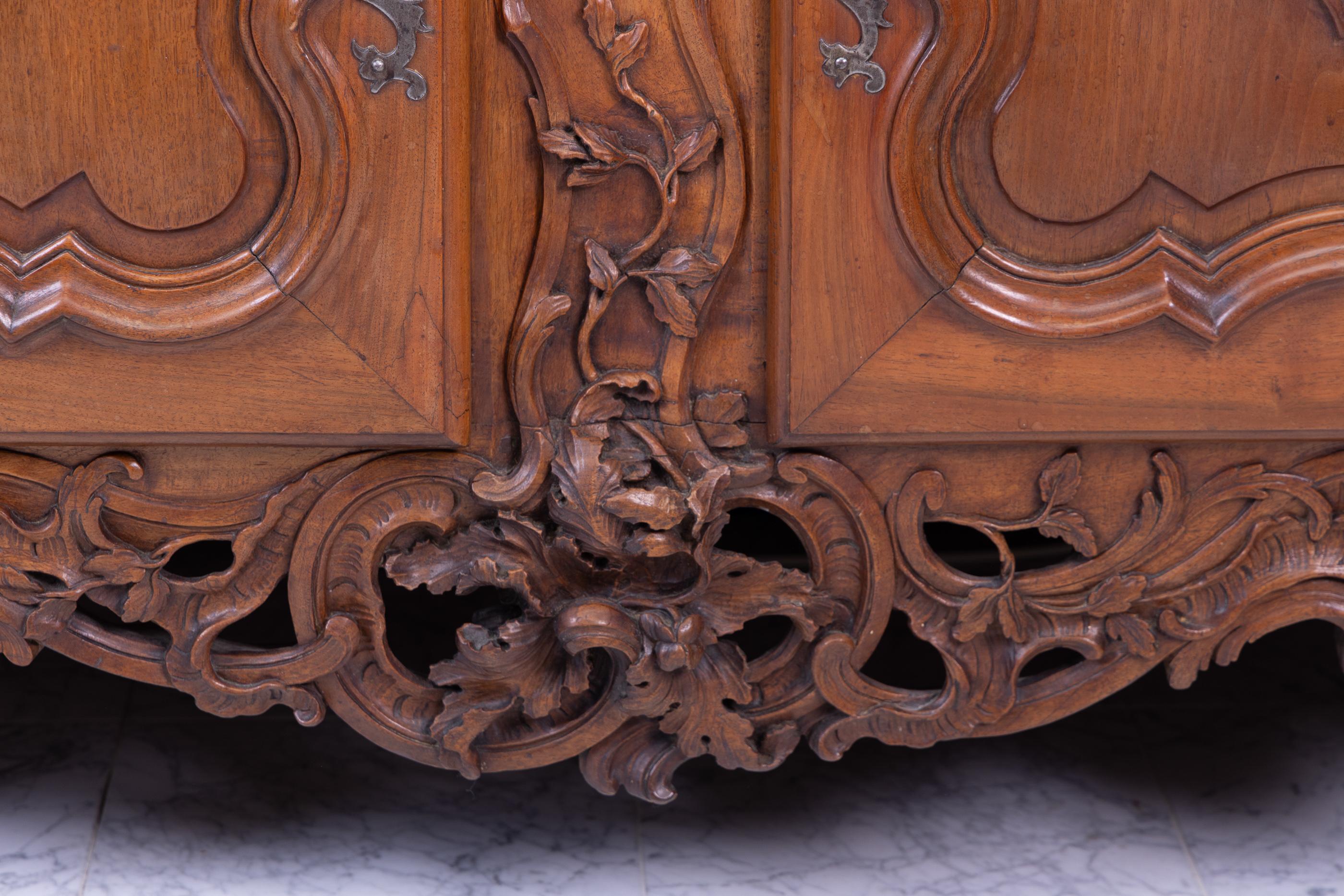 Exquisite 18th century Lyonnaise Carved Walnut Buffet, Country French  For Sale 1