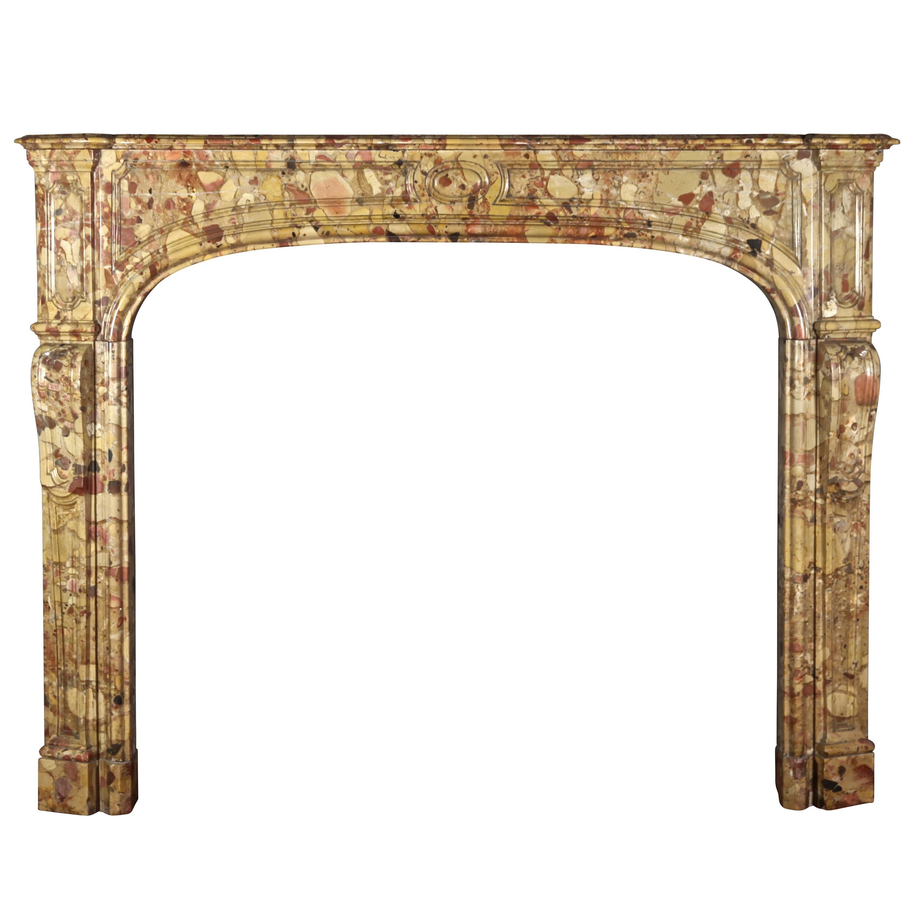Museumstaugliche und sehr außergewöhnliche originale antike Marmor-Kamineinfassung aus dem maßgeschneiderten Marmor Royal Breche D' Aleppe. Das Design des Fronton ist elegant und anmutig bewegend. Kleiner, schlichter und eleganter Pariser Mantel aus