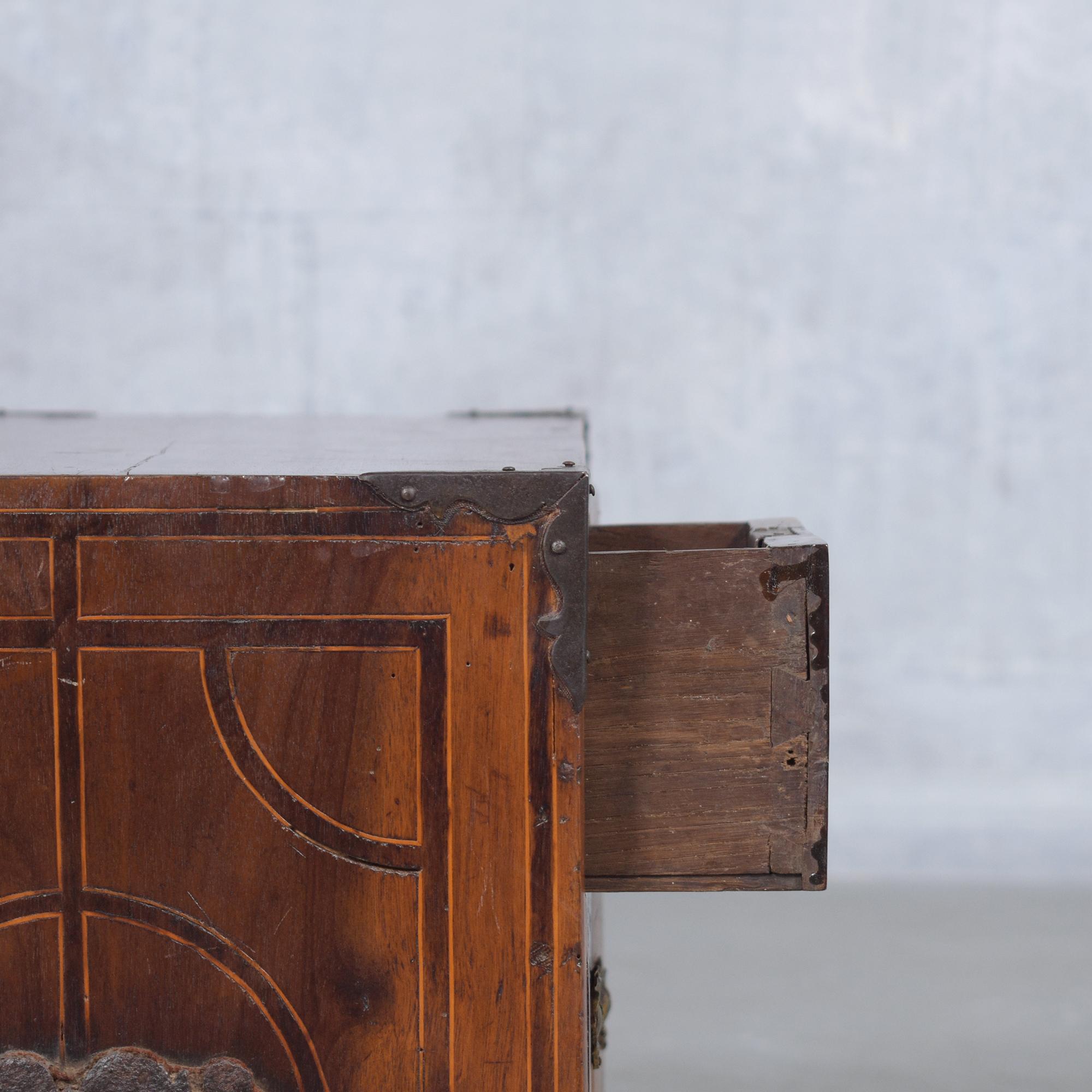 Exquise armoire espagnole Bargueño du 18e siècle : Noyer avec incrustations de marqueterie en vente 3