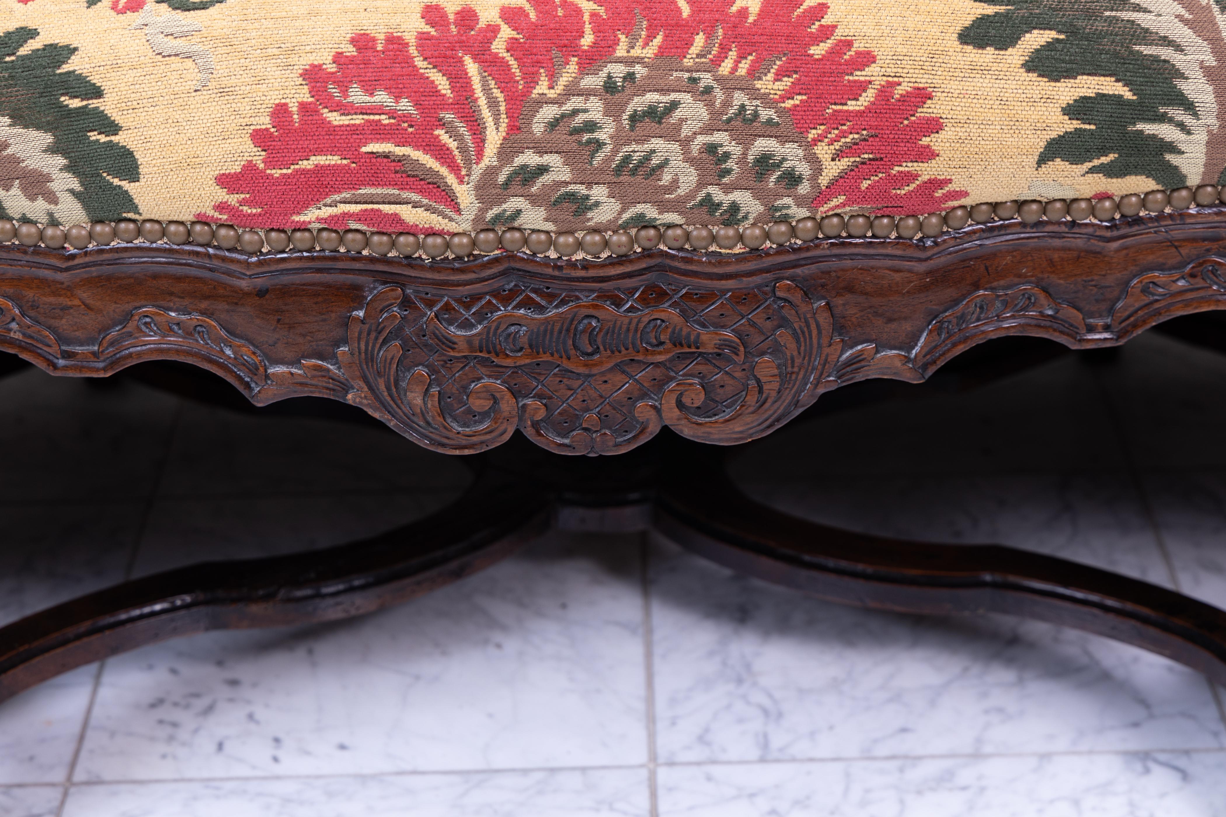 Français Exquise canapé Régence en noyer du XVIIIe siècle, tapissé de soie fine en vente