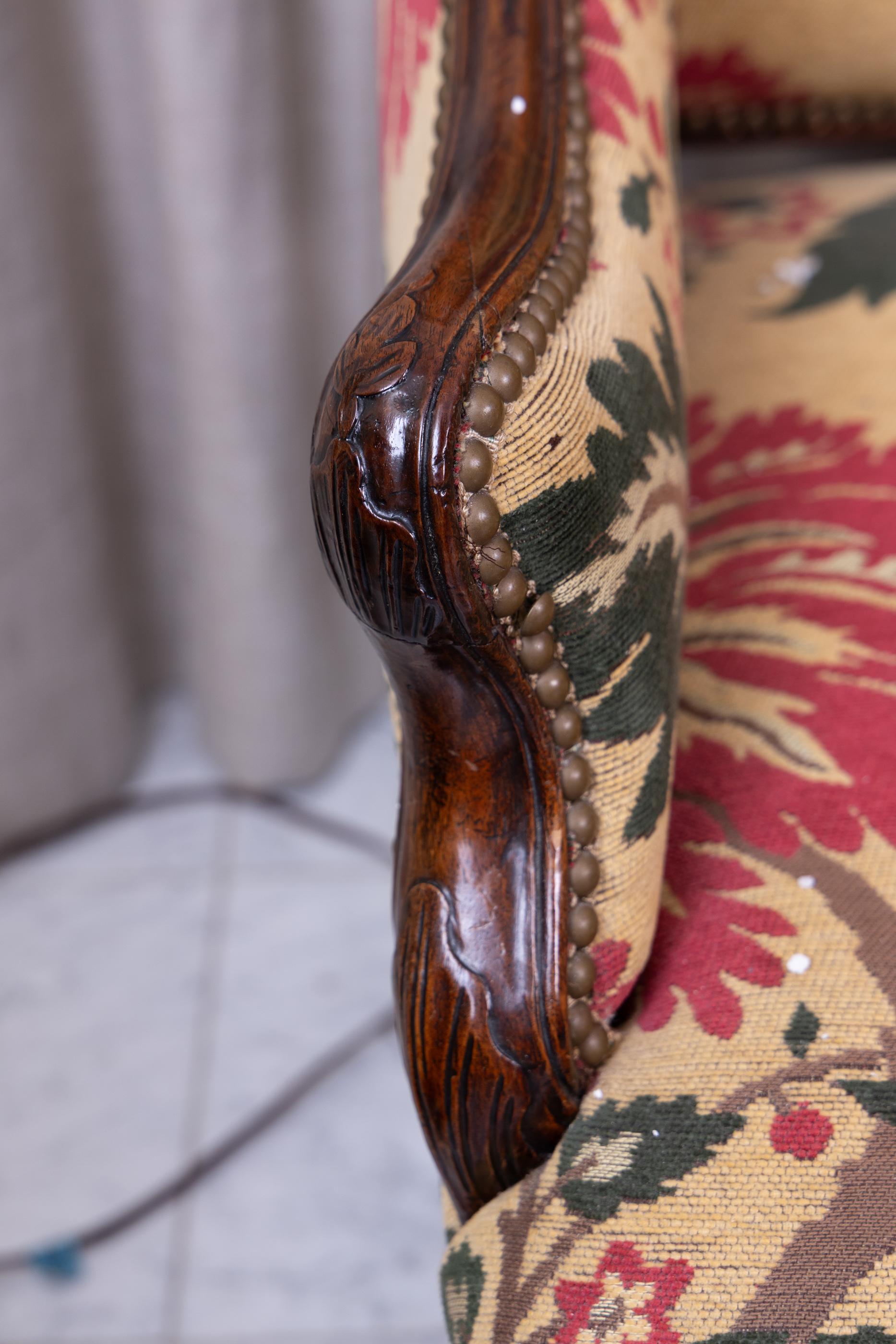 XVIIIe siècle et antérieur Exquise canapé Régence en noyer du XVIIIe siècle, tapissé de soie fine en vente