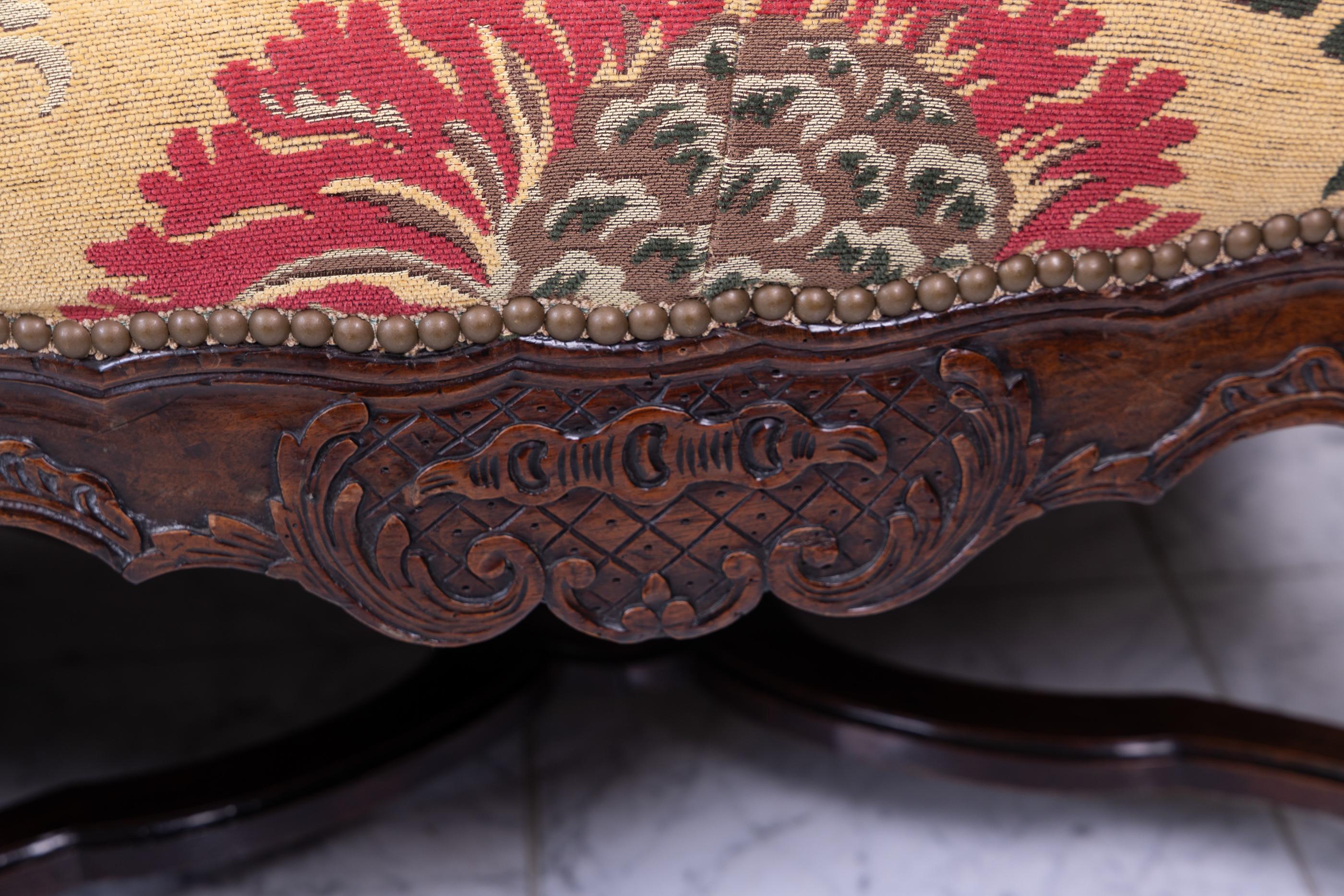 Exquise canapé Régence en noyer du XVIIIe siècle, tapissé de soie fine en vente 1